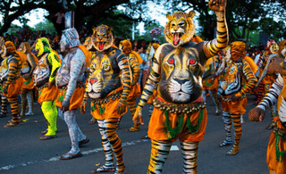 Onam 2024: ഓണം പടിവാതിലിൽ! മാവേലിയെ വരവേൽക്കാനുള്ള പൂവട തയ്യാറാക്കുന്നത് ഇങ്ങനെ