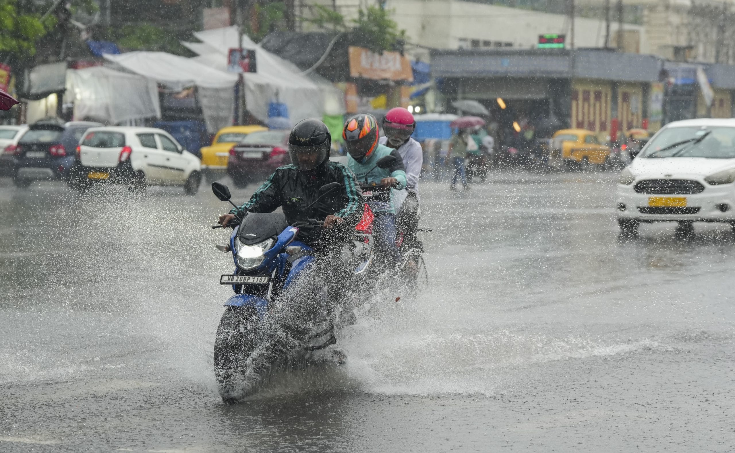 തുടർന്ന് തീരദേശ പശ്ചിമ ബംഗാളിനും വടക്കൻ ബംഗാൾ ഉൾക്കടലിനും മുകളിലായി തീവ്ര ന്യുന മർദ്ദമായി ശക്തി പ്രാപിക്കാൻ സാധ്യതയെന്നും അറിയിപ്പുണ്ട്. ഇതിൻരെ ഫലമായി കേരളത്തിൽ അടുത്ത ഏഴ് ദിവസങ്ങളിൽ നേരിയ, ഇടത്തരം മഴക്ക് സാധ്യതയുണ്ട്.  (image credits:PTI)