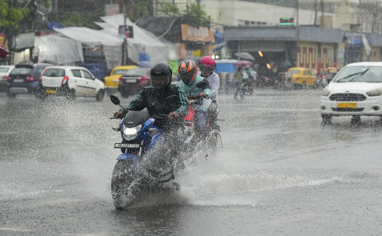 തുടർന്ന് തീരദേശ പശ്ചിമ ബംഗാളിനും വടക്കൻ ബംഗാൾ ഉൾക്കടലിനും മുകളിലായി തീവ്ര ന്യുന മർദ്ദമായി ശക്തി പ്രാപിക്കാൻ സാധ്യതയെന്നും അറിയിപ്പുണ്ട്. ഇതിൻരെ ഫലമായി കേരളത്തിൽ അടുത്ത ഏഴ് ദിവസങ്ങളിൽ നേരിയ, ഇടത്തരം മഴക്ക് സാധ്യതയുണ്ട്. (image credits:PTI)
