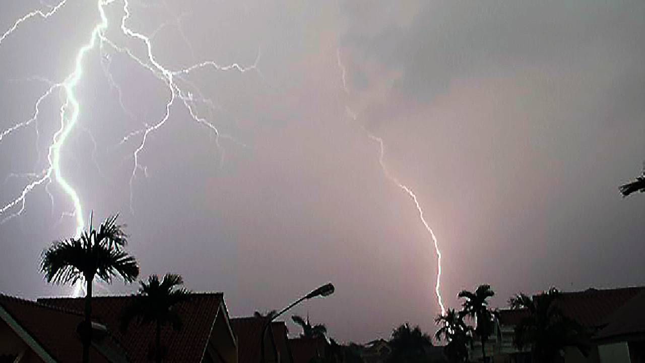 Rain Alert Update: സംസ്ഥാനത്തെ മഴ മുന്നറിയിപ്പിൽ മാറ്റം; നാളെ ആറ് ജില്ലകളിൽ യെല്ലോ അലർട്ട് Rain Alert Update: സംസ്ഥാനത്തെ മഴ മുന്നറിയിപ്പിൽ മാറ്റം; നാളെ ആറ് ജില്ലകളിൽ യെല്ലോ അലർട്ട്
