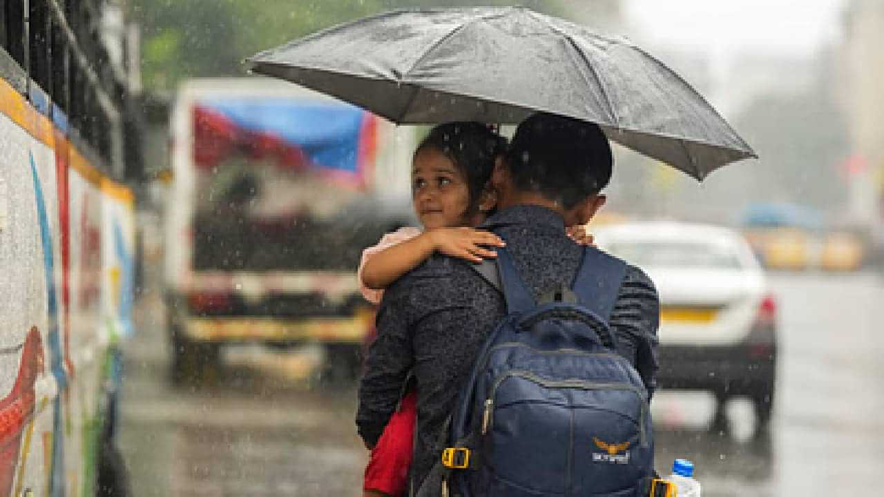 Kerala Rain Alert: ബംഗാൾ ഉൾക്കടലിൽ ന്യുനമർദ്ദം രൂപപ്പെട്ടു; 2 ദിവസത്തിൽ തീവ്ര ന്യൂനമർദ്ദമാകും; ചൊവ്വാഴ്ച 8 ജില്ലകളിൽ യെല്ലോ അലർട്ട്