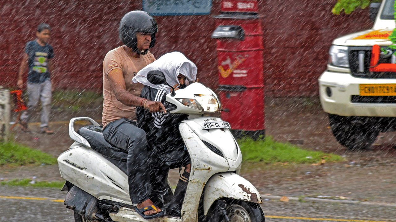 Kerala Rain Alert: ഏഴ് ജില്ലകളിൽ മുന്നറിയിപ്പ്; കേരള-ലക്ഷദ്വീപ് തീരങ്ങളിൽ മത്സ്യബന്ധനത്തിന് വിലക്ക്