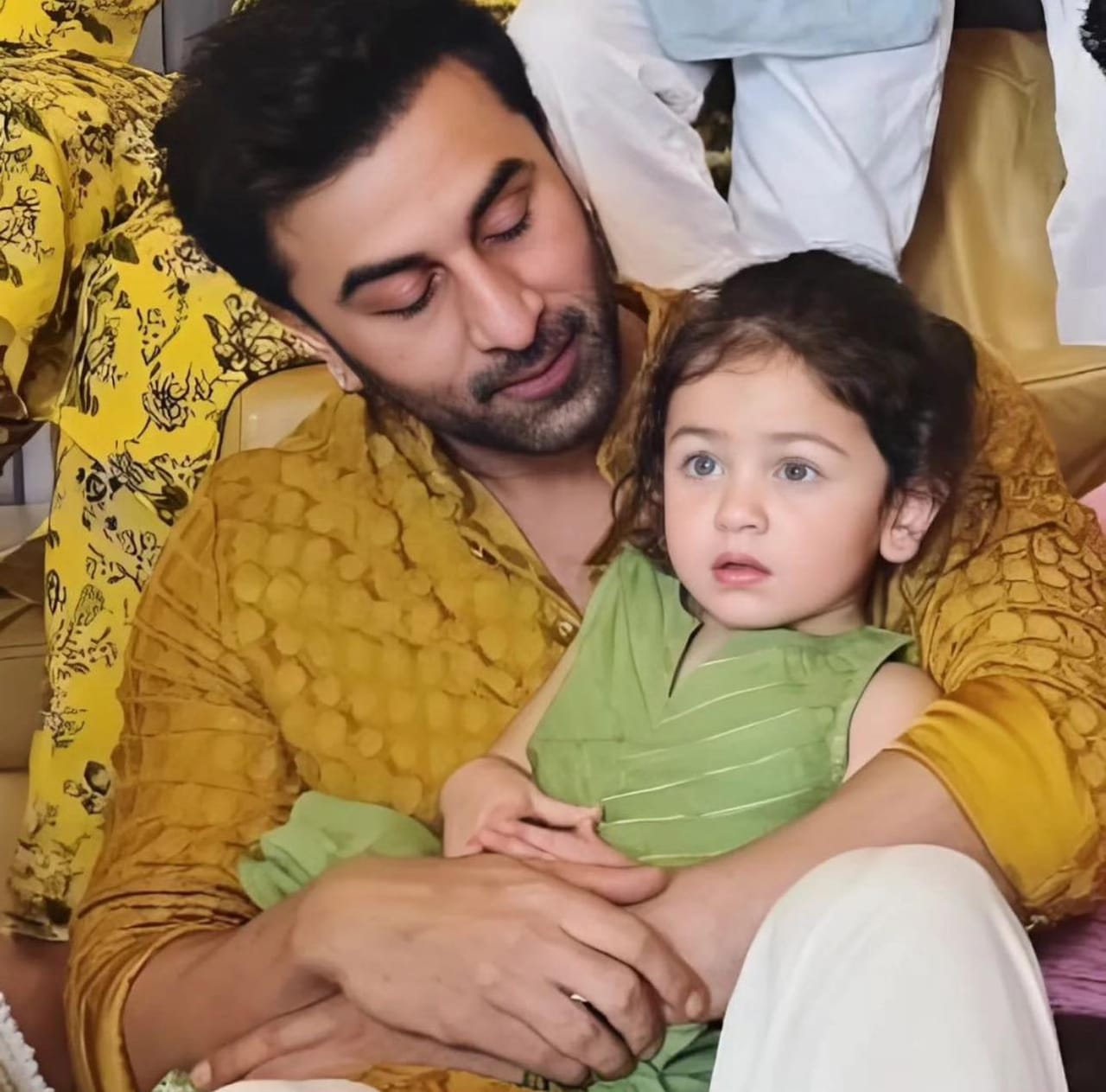 ഇരുവർ‌ക്കും കഴിഞ്ഞ വർഷമാണ് കുഞ്ഞി പിറന്നത്. എന്നാൽ  കുഞ്ഞിന്റെ വിശേഷങ്ങൾ‌  ആരാധകർക്കിടിയിൽ പങ്കുവയ്ക്കാറില്ല. രൺബീറും ആലിയയും അഭിമുഖങ്ങളിൽ പ്രത്യക്ഷപ്പെടുമ്പോഴാണ് മകൾ റാഹയുടെ വിശേഷങ്ങൾ ആരാധകർ ചോദിച്ചറിയുന്നത്. അത് ഏറെ വൈറലാകാറുമുണ്ട്. (image credits: instagram)