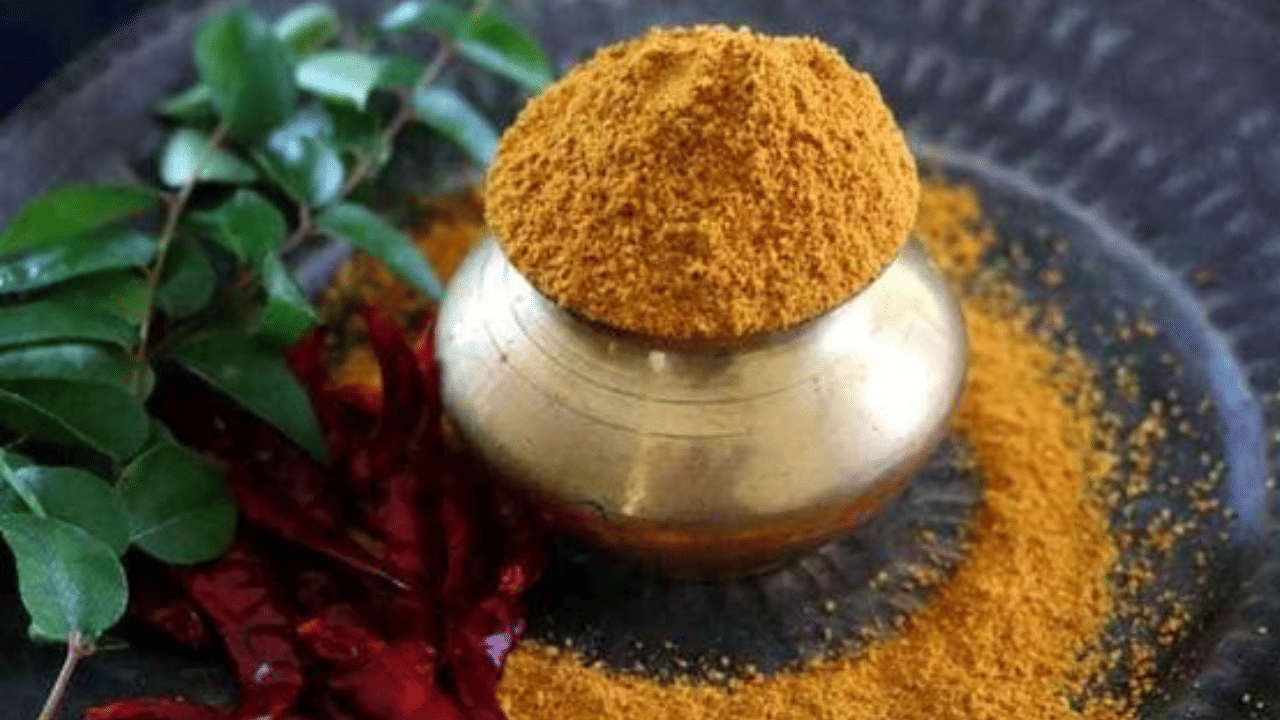 ചതച്ചുവച്ചിരിക്കുന്ന കൂട്ട് ഇതിലേക്കിട്ട് പച്ചമണം മാറുന്നതു വരെ വഴറ്റുക. ഇനി അരിഞ്ഞു വച്ചിരിക്കുന്ന തക്കാളി ഇതിലേക്കിട്ട് വഴറ്റുക. തക്കാളി നന്നായി വഴറ്റിക്കഴിയുമ്പോള്‍ മഞ്ഞള്‍ പൊടി, മുളകു പൊടി, മല്ലിപ്പൊടി, ഉലുവാപ്പൊടി എന്നിവ ചേര്‍ത്ത് പച്ചമണം മാറുമ്പോള്‍ നേരത്തേ തയ്യാറാക്കി വച്ചിരിക്കുന്ന പുളിവെള്ളം ചേര്‍ക്കാം.   ഫോട്ടോ - pinterest