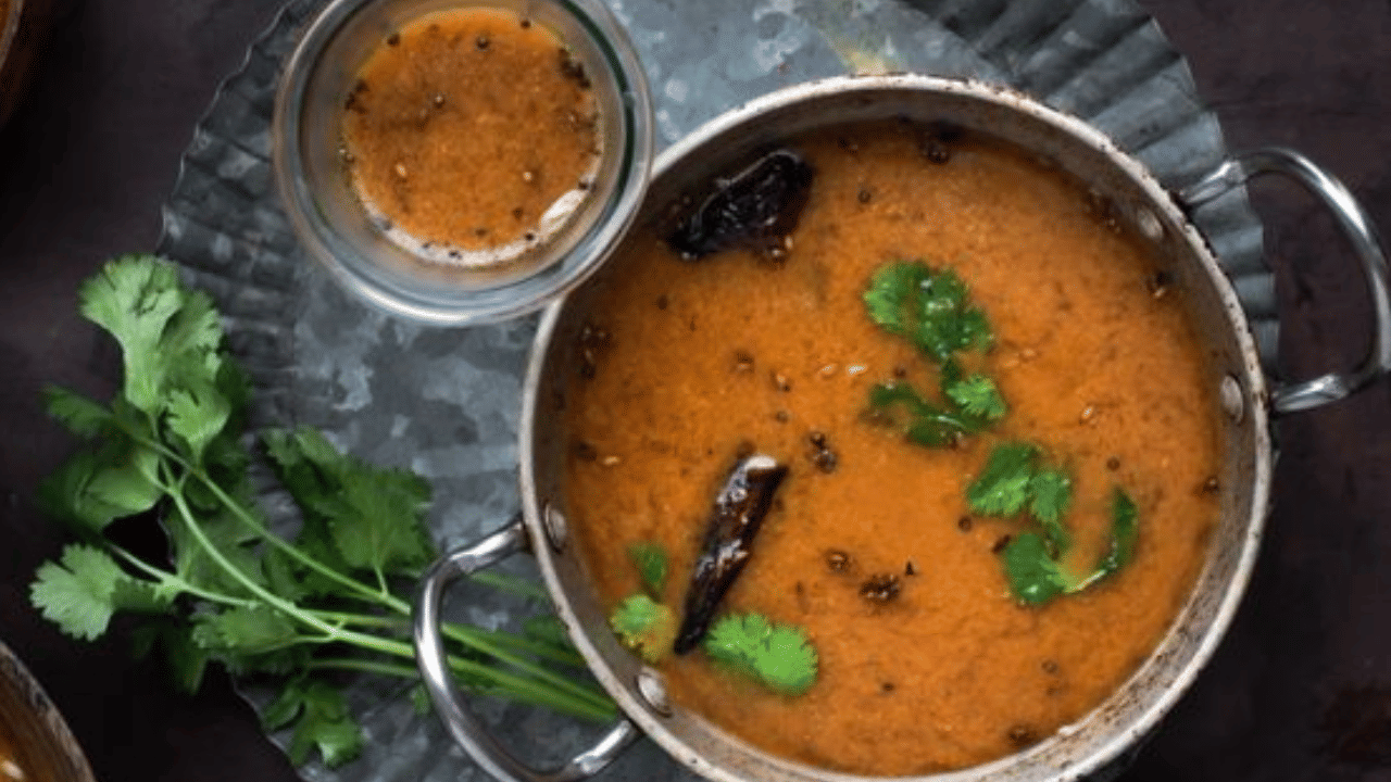 പുളി പിഴിഞ്ഞ് വെള്ളം മാറ്റി വയ്ക്കുക. ചെറിയ മണ്‍ ചട്ടി ചൂടാകുമ്പോള്‍ രണ്ടു സ്പൂണ്‍ എണ്ണയൊഴിച്ച് ചൂടാക്കുക.എണ്ണ ചൂടാകുമ്പോള്‍ കടുക്, ചെറിയ ഉള്ളി ചെറുതായി അരിഞ്ഞത്, കറിവേപ്പില, വറ്റല്‍മുളക് എന്നിവ ചേര്‍ത്ത് വഴറ്റുക. ശേഷം 2 ഉള്ളി, വെളുത്തുള്ളി, കുരുമുളക് ഇവ നന്നായി ചതച്ചെടുക്കുക.  ഫോട്ടോ - pinterest