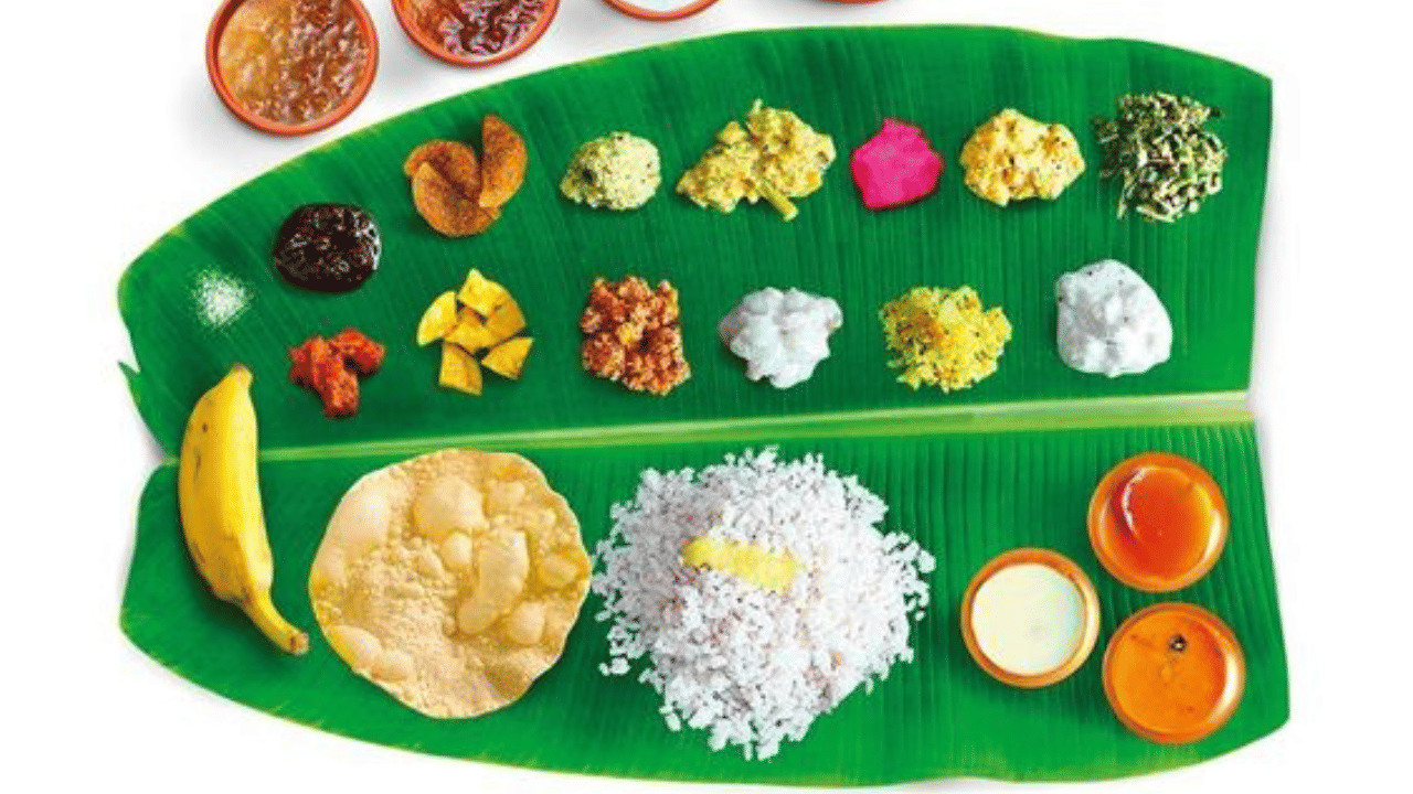 ഓണസദ്യയിലെ ഒഴിച്ചുകൂടാനാകാത്ത പ്രമാണി എന്ന് വിളിക്കാവുന്ന കറിയാണ് അവിയൽ. ഈ അവിയൽ പൊതുവെ ​​ഗംഭീരനായ കറിയായും അതേസമയം ചേർക്കുന്ന ചേരുവയുടെ അഭാവത്തിൽ കാടൻ കറിയായും അറിയപ്പെടാറുണ്ട് - (ഫോട്ടോ - pinterest)