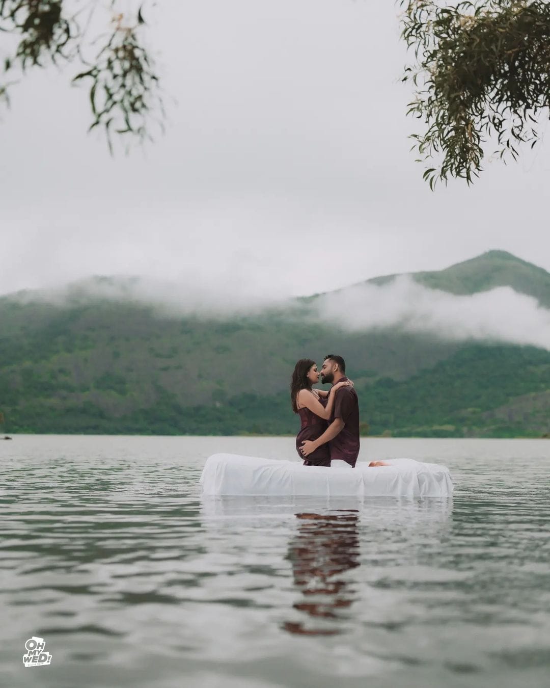 എന്നാലും എല്ലാ കാര്യങ്ങളും താരം ആരാധകരുമായി പങ്കുവയ്ക്കുന്നുണ്ട്. ഇപ്പോഴിതാ  ശ്രീവിദ്യയുടെ പ്രി വെഡ്ഡിങ് ഫോട്ടോഷൂട്ടാണ് ആരാധകർക്കിടയിൽ വൈറലായി മാറിയിരിക്കുന്നത്. സംവിധായകനായ രാഹുല്‍ രാമചന്ദ്രനാണ് ശ്രീവിദ്യയുടെ ഭാവി വരന്‍. ഇരുവരുടെയും പ്രണയവിവാഹമാണ്.  (കടപ്പാട്: ഇൻസ്റ്റാ​ഗ്രാം)
