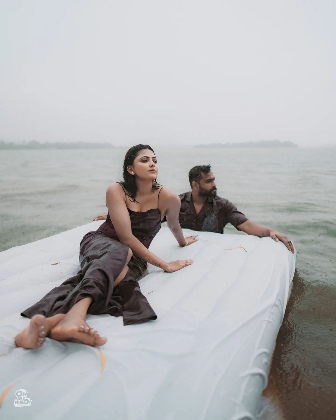 ഒരു തടാകത്തിനരികിൽ വെള്ളത്തിനു മുകളിൽ വാട്ടർ ബെഡ്ഡിൽ പ്രണയാതുരരായി നിൽക്കുന്ന ഇരുവരുടെയും ചിത്രങ്ങളാണ് വൈറലാഇൻസ്റ്റാ​ഗ്രാമിലൂടെ പങ്കുവച്ചത്.  (കടപ്പാട്: ഇൻസ്റ്റാ​ഗ്രാം)