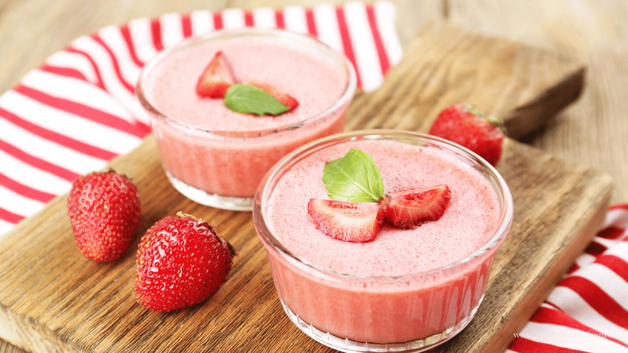 ആദ്യം സ്ട്രോബെറി ചെറിയ കഷണങ്ങളായി മുറിച്ചെടുത്ത് മിക്സിയുടെ ജാറിലിട്ട് നല്ലതുപോലെ അരച്ചെടുക്കുക. അടുത്തതായി ഒരു പാൻ വച്ച് ചൂടാകുമ്പോൾ അതിലേയ്ക്ക് ആവശ്യത്തിന് പാൽ ഒഴിച്ചുകൊടുത്ത് പഞ്ചസാര പൊടിച്ചതും ചേർത്ത്  നന്നായി യോജിപ്പിക്കുക. ശേഷം അതിലേയ്ക്ക് ചൗവരി വേവിച്ചതും കൂടി ചേർത്തു കൊടുക്കേണ്ടതാണ്.