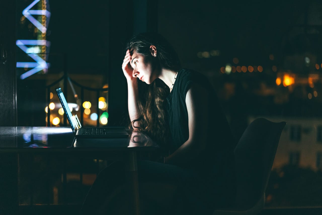 എല്ലാവരും നല്ല രീതിയിൽ പഠിക്കുന്നതും ഉയർന്ന മാർക്ക് നേടുന്നതും താൻ ആ​ഗ്രഹിച്ച ജോലി നേടാനാണ്. എന്നാൽ പഠിച്ചിറങ്ങി ആ​ഗ്രഹിച്ച ജോലി നേടി തൊഴിലിടത്തിലെ സമ്മര്‍ദങ്ങള്‍ മൂലം പലപ്പോഴും ജീവിതം വരെ അവസാനിപ്പിക്കുന്ന നിരവധി പേരെയാണ് നമ്മുക്ക് ചുറ്റും കാണുന്നത്. (image credits: Luis Alvarez/DigitalVision/Getty Images)