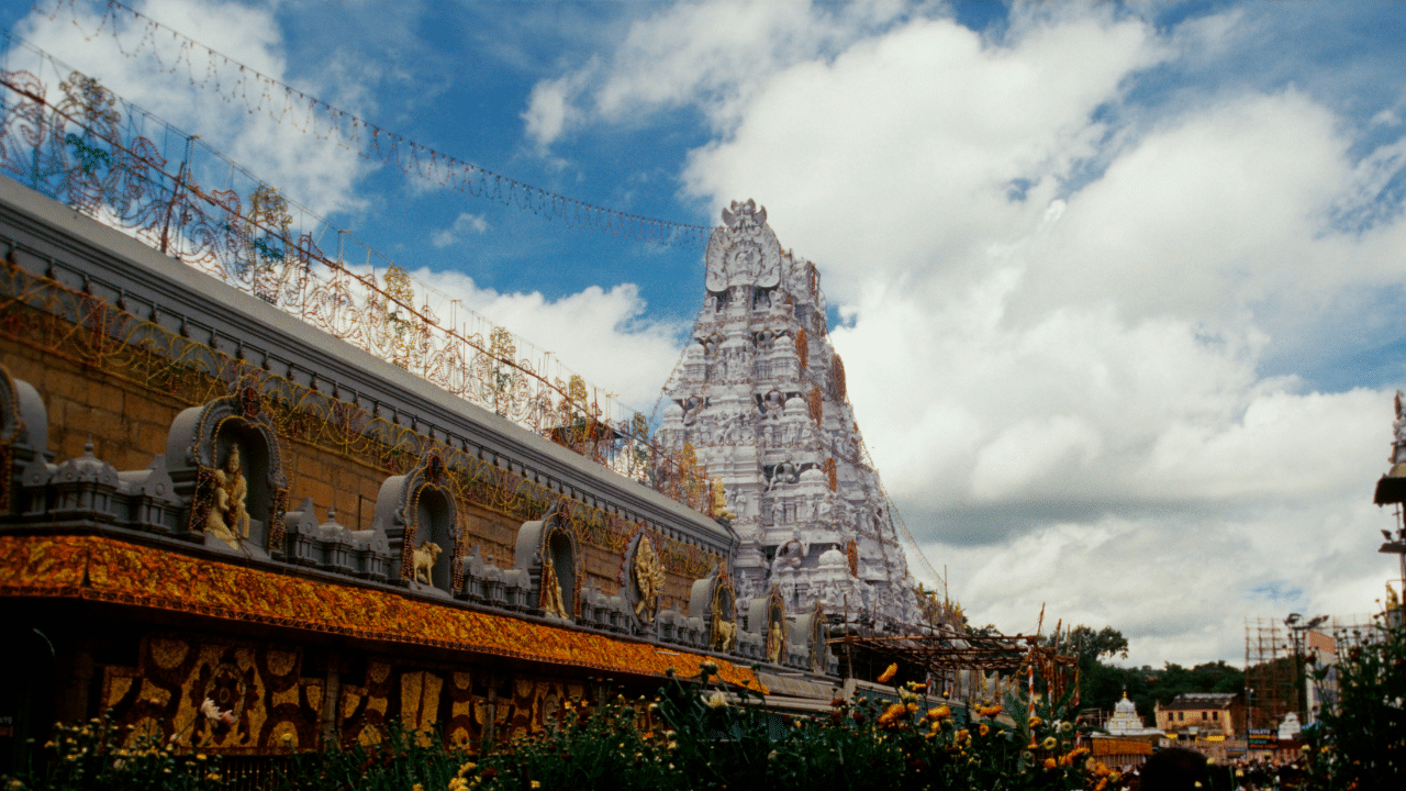 Tirupati Laddu row: രാഷ്ട്രീയത്തിൽ നിന്ന് ദൈവങ്ങളെ അകറ്റണം: തിരുപ്പതി വിഷയത്തിൽ സുപ്രീംകോടതി Tirupati Laddu row: രാഷ്ട്രീയത്തിൽ നിന്ന് ദൈവങ്ങളെ അകറ്റണം: തിരുപ്പതി വിഷയത്തിൽ സുപ്രീംകോടതി