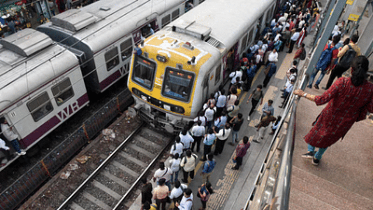 Kerala Train Death : കേരളത്തിൽ തീവണ്ടി തട്ടി മരിക്കുന്നവർ കൂടുന്നോ? എട്ടുമാസത്തിൽ പൊലിഞ്ഞത് 420 ജീവൻ, കാരണങ്ങൾ നിസ്സാരം Kerala Train Death : കേരളത്തിൽ തീവണ്ടി തട്ടി മരിക്കുന്നവർ കൂടുന്നോ? എട്ടുമാസത്തിൽ പൊലിഞ്ഞത് 420 ജീവൻ, കാരണങ്ങൾ നിസ്സാരം