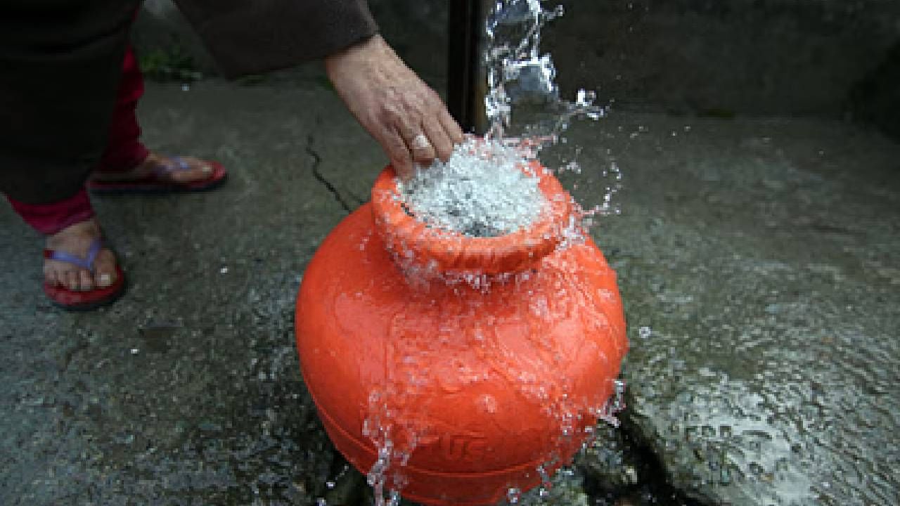 Water supply: ‘ഇരുട്ടിൽ’ ആശ്വാസം; പൈപ്പുകളുടെ പണി പൂർത്തിയായി; രാത്രിയോടെ തലസ്ഥാനത്ത് പമ്പിങ് പുനഃരാരംഭിച്ചു Water supply: ‘ഇരുട്ടിൽ’ ആശ്വാസം; പൈപ്പുകളുടെ പണി പൂർത്തിയായി; രാത്രിയോടെ തലസ്ഥാനത്ത് പമ്പിങ് പുനഃരാരംഭിച്ചു
