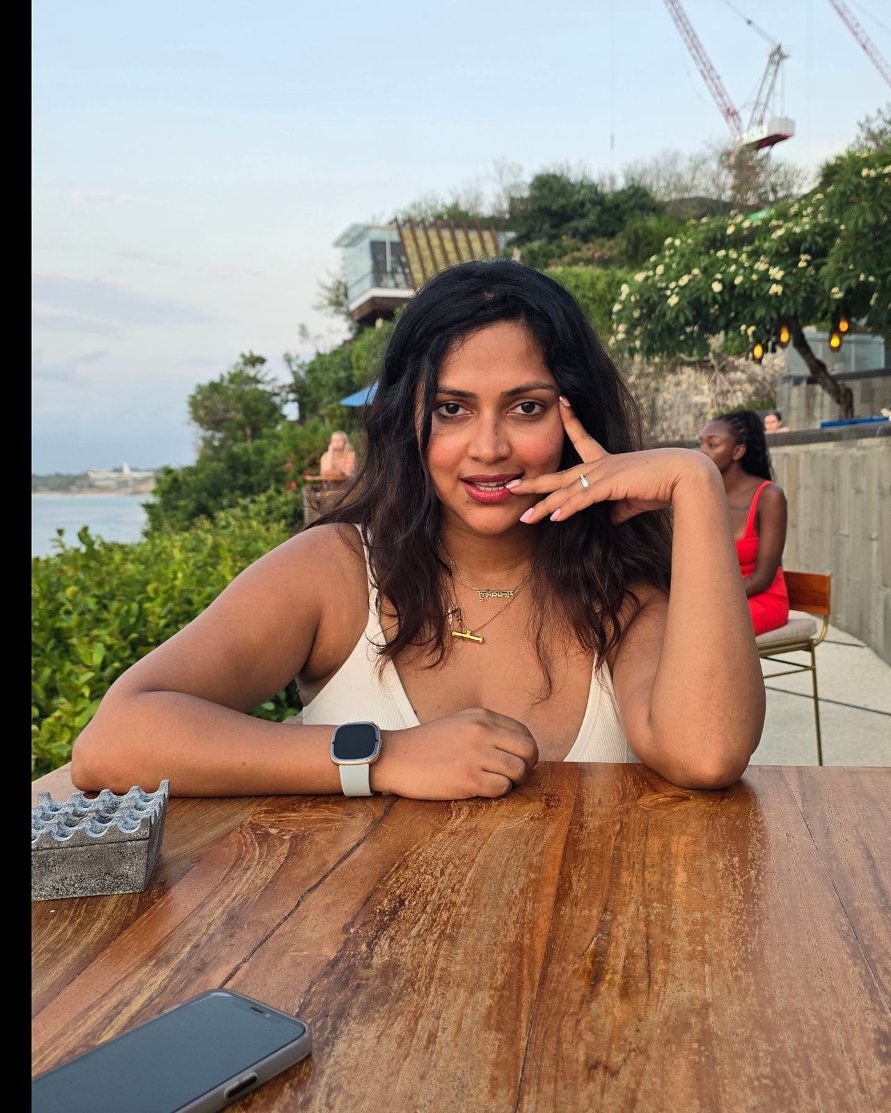 കുഞ്ഞിൻ്റെ ജനനത്തിന് ശേഷം തൻ്റെ സിനിമ തിരക്കുകൾ എല്ലാം മാറ്റിവെച്ച് കുടുംബത്തോടൊപ്പം ചിലവഴിക്കുകയാണ് നടി. മകൾക്കും ഭർത്താവ് ജഗത്തിനുമൊപ്പം നടി തന്റെ അവധി ബാലിയിൽ അഘോഷിക്കുകയാണ്. (Image Courtesy : Amala Paul Instagram)