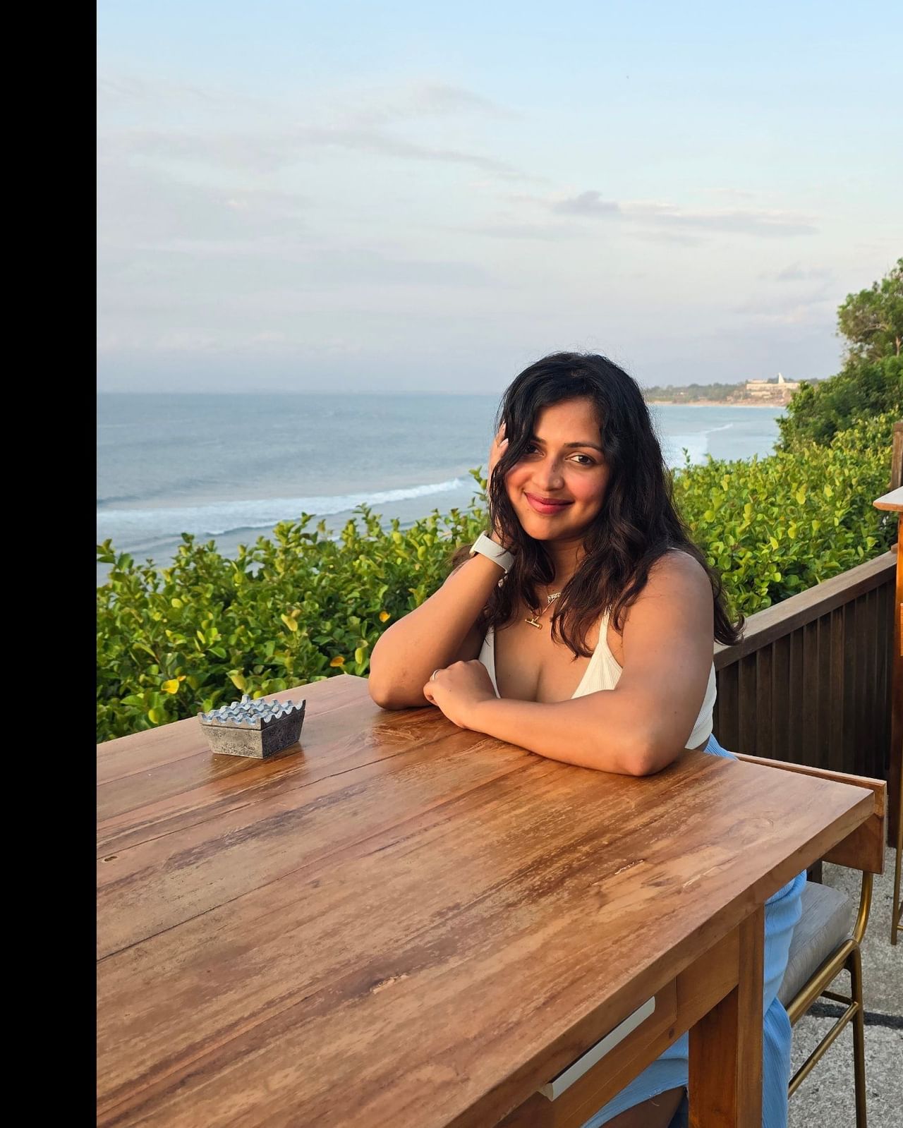 ബാലിയിൽ നിന്നുള്ള ചിത്രങ്ങൾ അമല തൻ്റെ ഇൻസ്റ്റഗ്രാം പേജിൽ പങ്കുവെച്ചിട്ടുണ്ട്. ഭർത്താവ് ജഗദ് തന്നെയാണ് താരത്തിൻ്റെ ചിത്രങ്ങൾ പങ്കുവെച്ചിരിക്കുന്നത്. സ്ലീവ്ലെസ് ടോപ്പിനൊപ്പം ഇളം നീല നിറത്തിലുള്ള സ്കേർട്ടാണ് നടി ധരിച്ചിരിക്കുന്നത്. (Image Courtesy : Amala Paul Instagram)