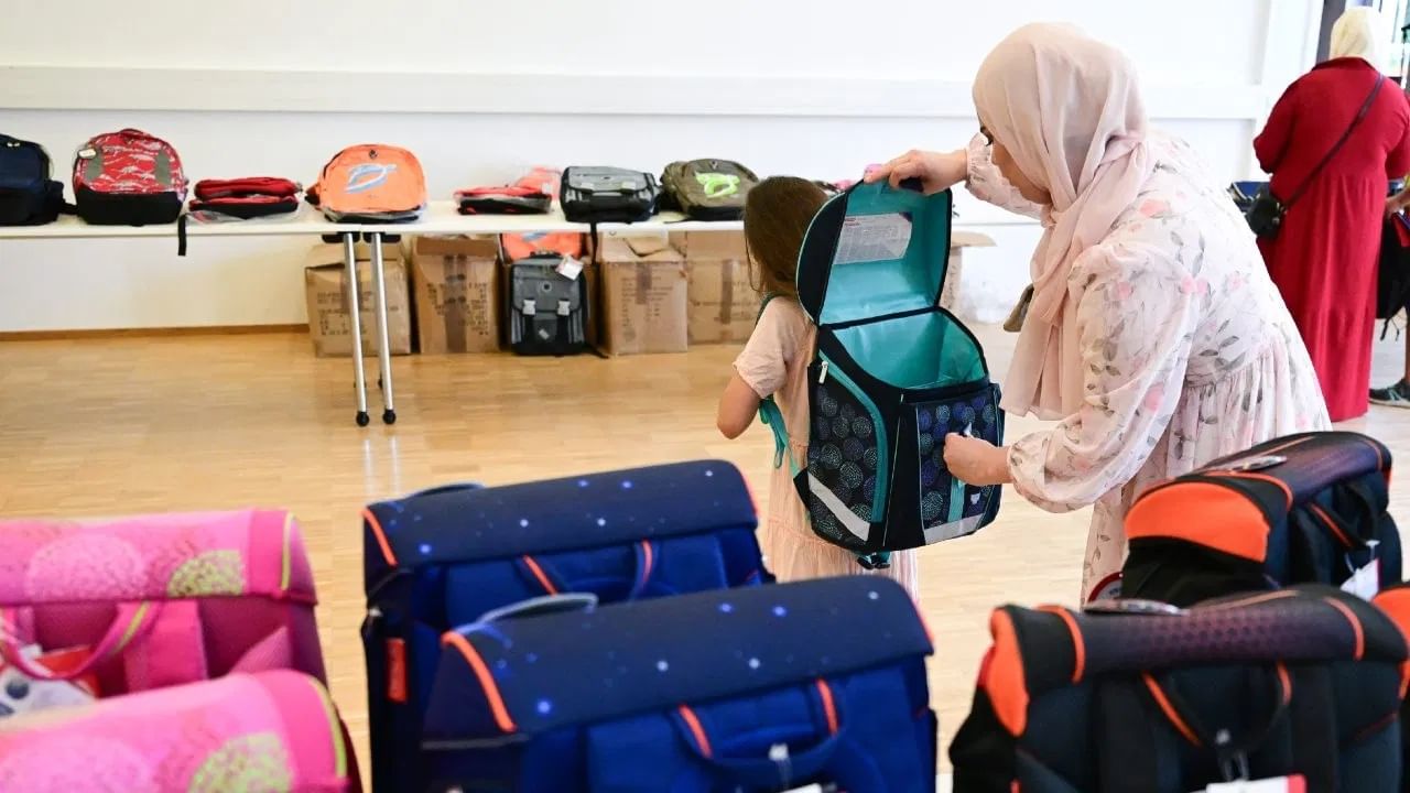 School Bags : സ്കൂൾ ബാഗുകളുടെ ഭാരം വിദ്യാർത്ഥികളുടെ ഭാരത്തിൻ്റെ 10 ശതമാനം വരെ; നിബന്ധനകളുമായി അബുദാബി School Bags : സ്കൂൾ ബാഗുകളുടെ ഭാരം വിദ്യാർത്ഥികളുടെ ഭാരത്തിൻ്റെ 10 ശതമാനം വരെ; നിബന്ധനകളുമായി അബുദാബി