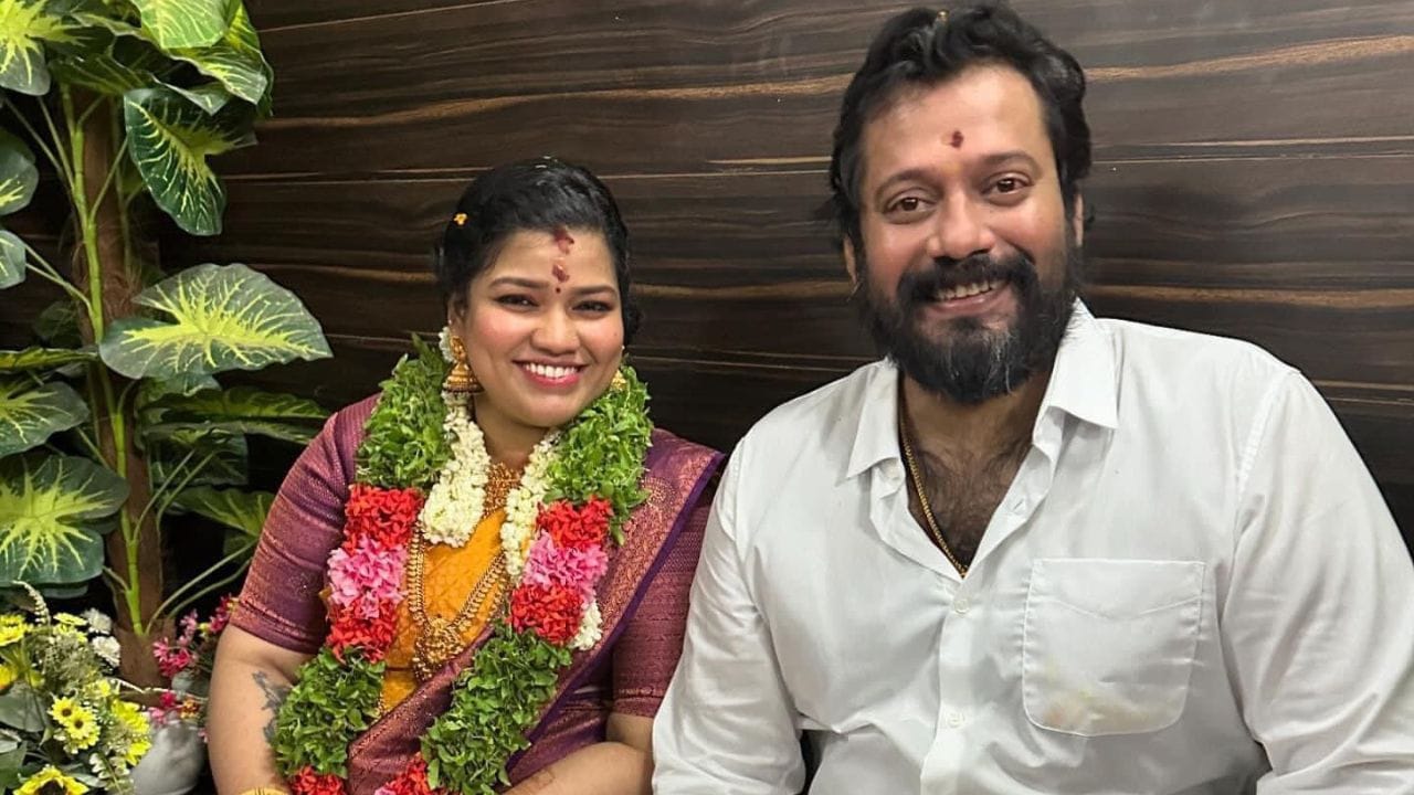 കഴിഞ്ഞ ദിവസമാണ് നടനും ചലച്ചിത്ര നിർമാതാവുമായ ബാല വീണ്ടും വിവാഹതിനായത്. ഇതോടെ താരം തൻ്റെ നാലാം വൈവാഹിക ജീവിതത്തിലേക്കാണ് പ്രവേശിച്ചിരിക്കുന്നത്. തമിഴ്നാട് ചെന്നൈ സ്വദേശിനിയും ബാലയുടെ മുറപ്പെണ്ണുമായ കോകിലായണ് വധു. ഇന്നലെ ഒക്ടോബർ 23-ാം തീയതി കലൂർ പാവക്കുളം ക്ഷേത്രത്തിൽ വെച്ചായിരുന്നു ബാലയും കോകിലയും തമ്മിൽ വിവാഹിതരായത്. (Image Courtesy : Social Media)