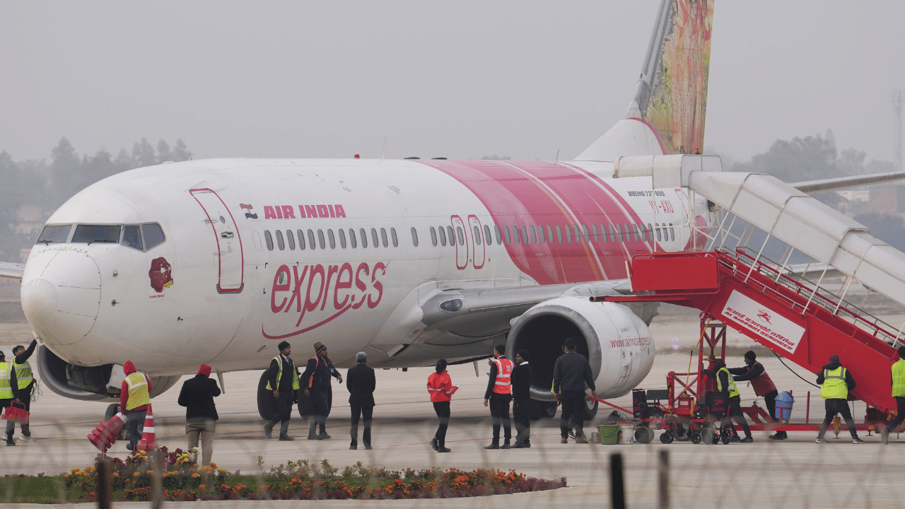 Air India Express: എയർ ഇന്ത്യ എക്സ്പ്രസ് വിമാനത്തിലെ ക്യാബിനിൽ പുക; യാത്രക്കാരെ എമർജൻസി വാതിലിലൂടെ പുറത്തിറക്കി