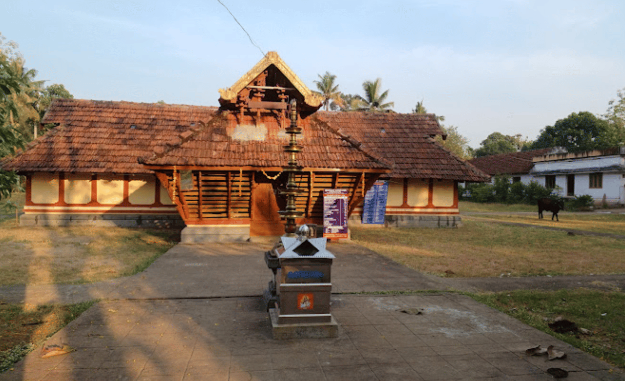 ആവണംകോട് സരസ്വതി ക്ഷേത്രം: ആലുവയിൽ നിന്ന് 3 കിലോമീറ്റർ അകലെയാണ് ആവണംകോട് ക്ഷേത്രം സ്ഥിതി ചെയ്യുന്നത്. നവരാത്രി പ്രധാന ആഘോഷമാണ്.   (Image Credits: Avanamcode Saraswathi Devi Temple / Social Media)