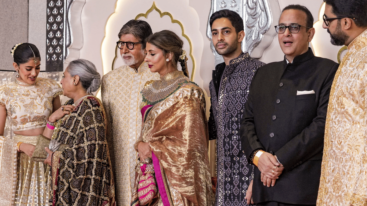 ബോളിവുഡിലെ താര കുടുംബമാണ് ബച്ചൻ കുടുംബം. എന്നും വാർത്തകളിൽ ഇടം നേടാറുള്ള കുടുംബം, ഇപ്പോൾ വീണ്ടും സമൂഹ മാധ്യമങ്ങളിൽ ചർച്ചയായിരിക്കുകയാണ്. അതിനുള്ള കാരണം, ഈ വർഷം ഇവർ വാങ്ങിയ വസ്തുവകകൾ തന്നെയാണ്. (Image Credits: PTI)