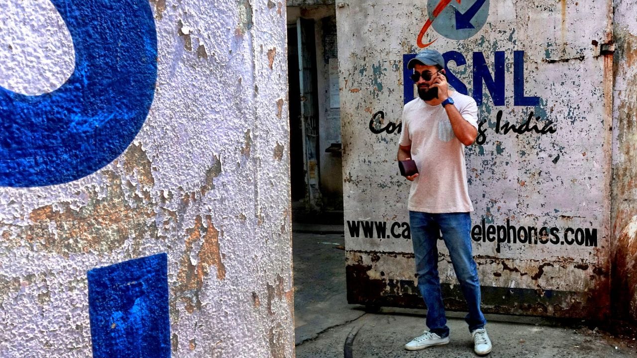 വളരെ കുറഞ്ഞ നിരക്കില്‍ ഉപഭോക്താക്കള്‍ക്ക് പ്ലാനുകള്‍ നല്‍കാന്‍ ബിഎസ്എന്‍എല്ലിനെ കഴിഞ്ഞിട്ട് മറ്റ് ടെലികോം കമ്പനികള്‍ ഉള്ളൂ. എത്രയെത്ര പ്ലാനുകളാണ് ബിഎസ്എന്‍എല്ലിന്റെ കൈവശമുള്ളത്. അതും ചീപ്പ് റേറ്റില്‍ എന്ന് പറയുന്നതാണ് നല്ലത്. (Avishek Das/SOPA Images/LightRocket via Getty Images)