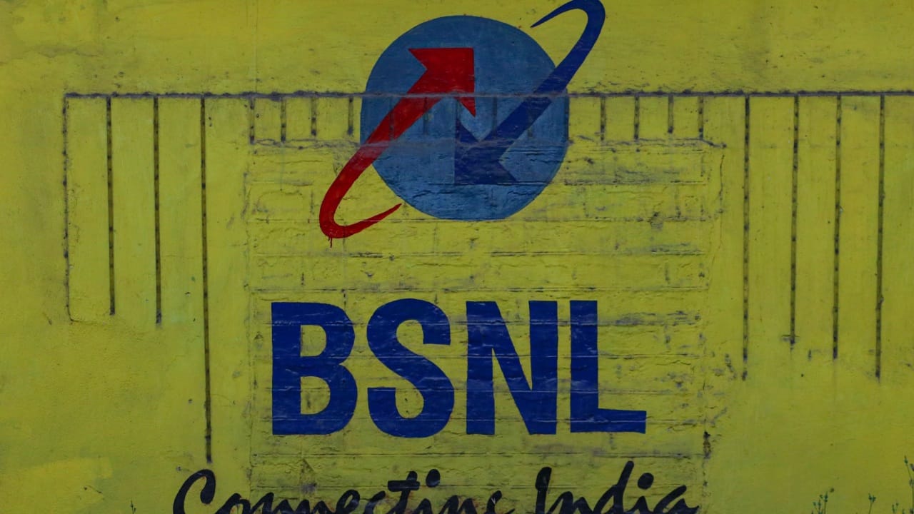 തുക വർധിപ്പിക്കാതെ സേവനം മെച്ചപ്പെടുത്തുമെന്ന് ബിഎസ്എൻഎൽ. സമീപഭാവിയിലൊന്നും താരിഫ് വർധിപ്പിക്കില്ല. സേവനങ്ങൾ മെച്ചപ്പെടുത്താനാണ് തീരുമാനമെന്ന് ബിഎസ്എൻഎൽ ചെയർമാനും മാനേജിങ് ഡയറക്ടറുമായ റോബർട്ട് രവി ചൊവ്വാഴ്ച പറഞ്ഞു. (Image Credits - Getty Images)