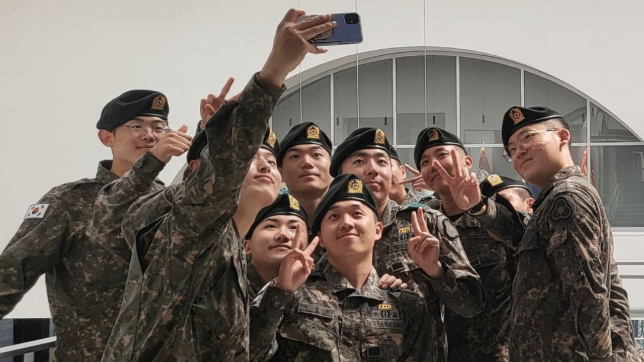 ദക്ഷിണ കൊറിയയിലെ പൊതു സ്ഥലങ്ങളിൽ ഫ്ളക്സുകളും, താരത്തിന്റെ ചിത്രമുള്ള വാനുകളുമെല്ലാം ഇറക്കി ആവേശത്തോടെയായിരുന്നു ആരാധകർ താരത്തിനെ വരവേറ്റത്. 2023 ഏപ്രിലിൽ നിർബന്ധിത സൈനിക സേവനത്തിൽ പ്രവേശിച്ച ജെ-ഹോപ്പ്, 18 മാസത്തെ സേവനം പൂർത്തിയാക്കി ഒക്ടോബർ 17-നാണ് മടങ്ങിയെത്തിയത്. (Socialmedia Image)