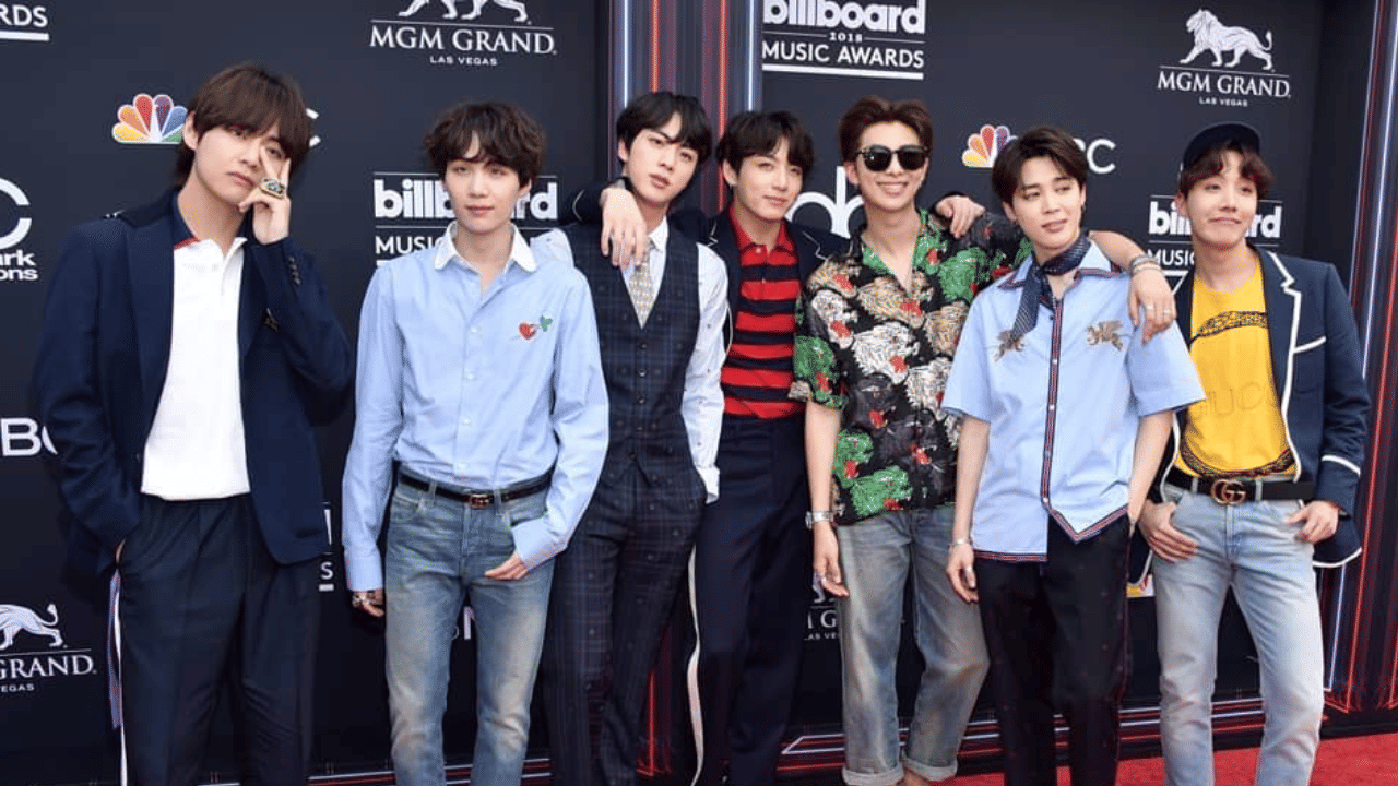 ബിടിഎസിന് ഒരു കോൺസർട്ടിൽ (സംഗീത കച്ചേരി) നിന്നും മാത്രം ലഭിക്കുന്നത് കോടികളാണ്. ടൂറിങ് ടാറ്റയുടെ റിപ്പോർട്ട് പ്രകാരം 2022-ൽ ബിടിഎസ് എംജിഎം അരീനയിൽ വെച്ച് നടത്തിയ കോൺസർട്ടിൽ വിറ്റുപോയത് 6,23,761 ടിക്കറ്റുകളാണ്. ഇതിൽ നിന്നും ബാൻഡിന് ലഭിച്ചത് ഏകദേശം 4.5 ബില്യൺ രൂപയ്ക്ക് അടുത്താണ് (Image Credits: BTS Bighit Official Instagram)