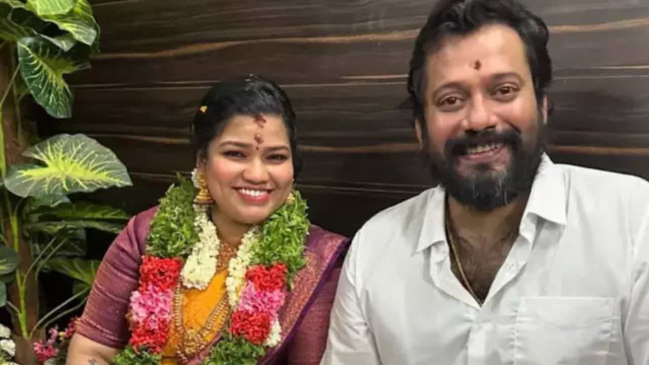 Actor Bala: കോകിലയുടെ സ്നേഹം അറിഞ്ഞത് ആ ഡയറിയിലൂടെ; ജീവിതത്തിലെ പുതിയ തീരുമാനങ്ങൾ ഇനി അവൾ പഠിപ്പിക്കും: ബാല Actor Bala: കോകിലയുടെ സ്നേഹം അറിഞ്ഞത് ആ ഡയറിയിലൂടെ; ജീവിതത്തിലെ പുതിയ തീരുമാനങ്ങൾ ഇനി അവൾ പഠിപ്പിക്കും: ബാല