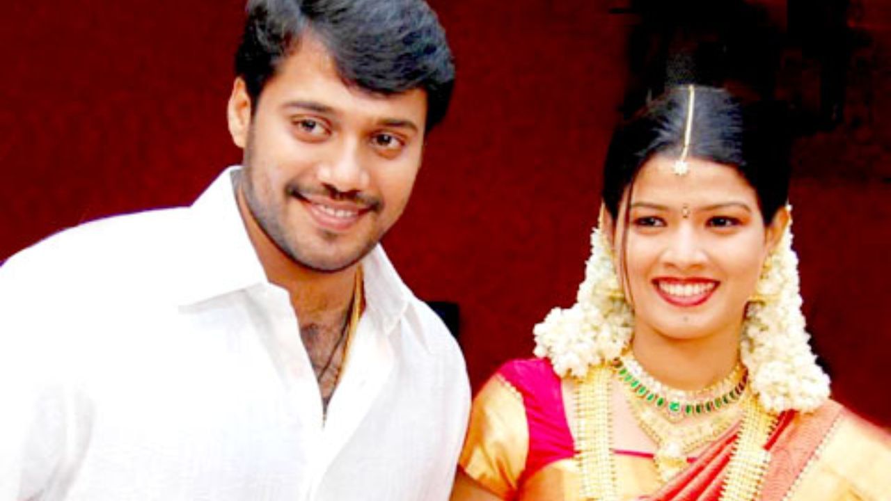 ദാമ്പത്യം ജീവിതം വിചാരിച്ചത് പോലെ മുന്നോട്ട് പോകാതായതോടെ ചന്ദന വിവാഹമോചനത്തിന് ശ്രമിച്ചു. ബാല വിവാഹമോചനം നല്കാന് തയാറായിരുന്നില്ല. എന്നാല് പിന്നീട് അമൃതയെ വിവാഹം കഴിക്കേണ്ട സാഹചര്യം വന്നെത്തിയപ്പോഴാണ് ബാല ചന്ദനയുമായുള്ള വിവാഹബന്ധം അവസാനിപ്പിക്കാന് തയാറായത്. പിന്നീട് 2018ലായിരുന്നു വിവാഹമോചന കത്ത് കോടതിയില് സമര്പ്പിച്ചതെന്നാണ് വിവിധ മാധ്യമങ്ങള് റിപ്പോര്ട്ട് ചെയ്യുന്നത്. (Image Credits: Social Media)