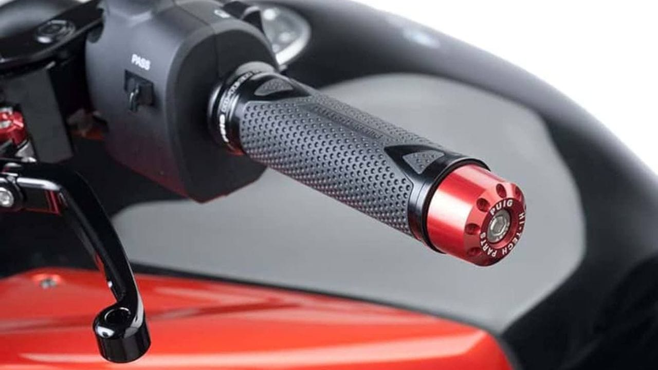 ബൈക്കുകള്‍ ഉപയോഗിക്കുന്നവരാണ് നമ്മുടെ നാട്ടിലെ ഭൂരിഭാഗം ചെറുപ്പക്കാരും. എന്നാല്‍ അവര്‍ ഉപയോഗിക്കുന്ന വാഹനത്തെ കുറിച്ച് വിശദമായി ചോദിച്ചാല്‍ പലര്‍ക്കും അറിയില്ല. മോട്ടോര്‍സൈക്കിള്‍ ഉപയോഗിക്കുന്നവര്‍ പ്രത്യേകിച്ച് 100 സിസിയില്‍ കൂടുതല്‍ എഞ്ചിന്‍ ശേഷിയുള്ള ബൈക്കുകള്‍ ഉപയോഗിക്കുന്നവര്‍ അവരുടെ വാഹനത്തില്‍ ഒരു കാര്യം ശ്രദ്ധിച്ചിട്ടുണ്ടാകും,  ഹാന്‍ഡില്‍ ബാറിന്റെ അറ്റത്തായുള്ള ഒരു സംഭവമാണത്. ബെക്കിന്റെ ഹാന്‍ഡില്‍ ബാറിന്റെ നീളവും ഭംഗിയും വര്‍ധിപ്പിക്കുന്നതിനായാണ് ഇത് ഘടിപ്പിച്ചിരിക്കുന്നതെന്നാണ് പലരും ധരിച്ച് വെച്ചിരിക്കുന്നത്. (Image Credits: Social Media)