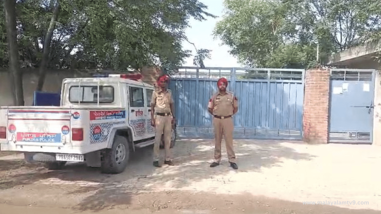 Bomb Threat: കളി കാര്യമായി.... സ്കൂളിന് അവധി കിട്ടാൻ ഒൻപതാം ക്ലാസുകാരൻ്റെ വികൃതി; പോലീസ് അന്വേഷണം