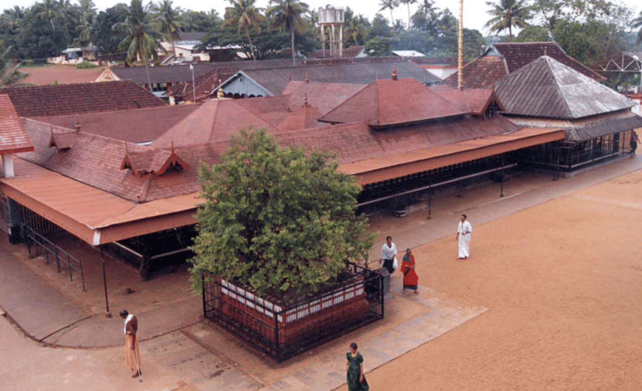  ചോറ്റാനിക്കര ദേവി ക്ഷേത്രം: കേരളത്തിലെ പ്രധാന തീർത്ഥാടന കേന്ദ്രമായ ചോറ്റാനിക്കര ദേവീ ക്ഷേത്രത്തിൽ 9 ദിവസം നീണ്ടുനിൽക്കുന്ന വിപുലമായ നവരാത്രി ആഘോഷമാണ് നടക്കുന്നത്.  (Image Credits: Chottanikkara Bhagavathy Temple/ Kerala Tourism)
