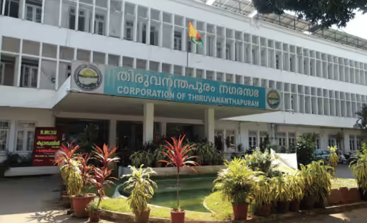 Thiruvananthapuram Corporation: കയ്യിൽ പെട്രോളും കയറും; തിരുവനന്തപുരം കോർപ്പറേഷന് മുന്നിൽ ശുചീകരണ തൊഴിലാളികളുടെ ആത്മഹത്യാ ഭീഷണി