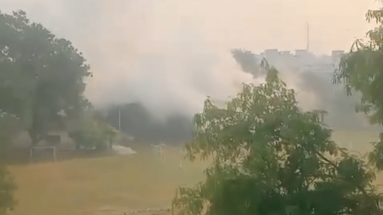 Explosion Near CRPF School: ഡൽഹിയിൽ സിആർപിഎഫ് സ്കൂളിന് സമീപം സ്ഫോടനം; ഫോറൻസിക് വിദഗ്ധർ സ്ഥലത്തെത്തി പരിശോധനയാരംഭിച്ചു Explosion Near CRPF School: ഡൽഹിയിൽ സിആർപിഎഫ് സ്കൂളിന് സമീപം സ്ഫോടനം; ഫോറൻസിക് വിദഗ്ധർ സ്ഥലത്തെത്തി പരിശോധനയാരംഭിച്ചു