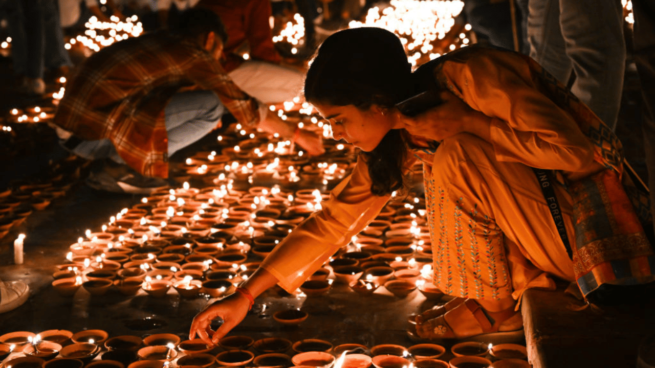 ഇന്ത്യക്കാരുടെ പ്രത്യേകിച്ചും ഉത്തരേന്ത്യക്കാരുടെ വലിയ ആഘോഷമാണ് ദീപാവലി. പേര് സൂചിപ്പിക്കുന്നത് പോലെത്തന്നെ ദീപങ്ങളുടെ ഉത്സവമാണിത്. ദീപങ്ങൾ ഒരുക്കിയും, മധുരപലഹാരങ്ങൾ കൈമാറിയും, പടക്കം പൊട്ടിച്ചുമെല്ലാമാണ് ദീപാവലി ആഘോഷിക്കുന്നത്. അഞ്ച് ദിവസം നീണ്ട് നിൽക്കുന്ന ദീപാവലി ആഘോഷത്തിന്റെ തുടക്കമാണ് ധൻതേരസ് എന്ന് പറയുന്നത്. ധൻതേരസ് എന്ന വാക്ക് ഉരുത്തിരിഞ്ഞ് വന്നത് 'ധൻ', 'തേരസ്' എന്നീ രണ്ട് വാക്കുകളിൽ നിന്നുമാണ്. ഇതിൽ 'ധൻ' സമ്പത്തിനെയും, 'തേരസ്' ചന്ദ്രചക്രത്തിന്റെ പതിമൂന്നാം ദിനത്തേയും സൂചിപ്പിക്കുന്നു. ഈ വർഷം 2024 ഒക്ടോബർ 29-നാണ് ധന്‍തേരസ് ആഘോഷം.  (Image Credits: Ritesh Shukla/Getty Images Creative)