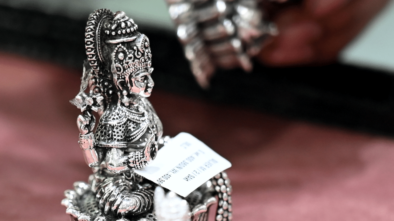 സ്വർണവുമായി താരതമ്യപ്പെടുത്തുമ്പോൾ വെള്ളിക്ക് വില കുറവാണ്. വിലയേറിയ ലോഹങ്ങൾ വാങ്ങി പണം ചെലവഴിക്കാൻ ആഗ്രഹിക്കാത്തവർക്ക് വെള്ളി വാങ്ങാം. സ്വർണം പോലെ തന്നെ വെള്ളിയും ഐശ്വര്യത്തിന്റെ പ്രതീകം തന്നെയാണ്. അതിനാൽ, ധൻതേരസിന് വെള്ളി വാങ്ങിയാലും വീട്ടിൽ സമ്പത്തും സമൃദ്ധിയും ഐശ്വര്യവും ഉണ്ടാകുമെന്ന് സാരം. (Image Credits: Hindustan Times/Getty Images Creative)