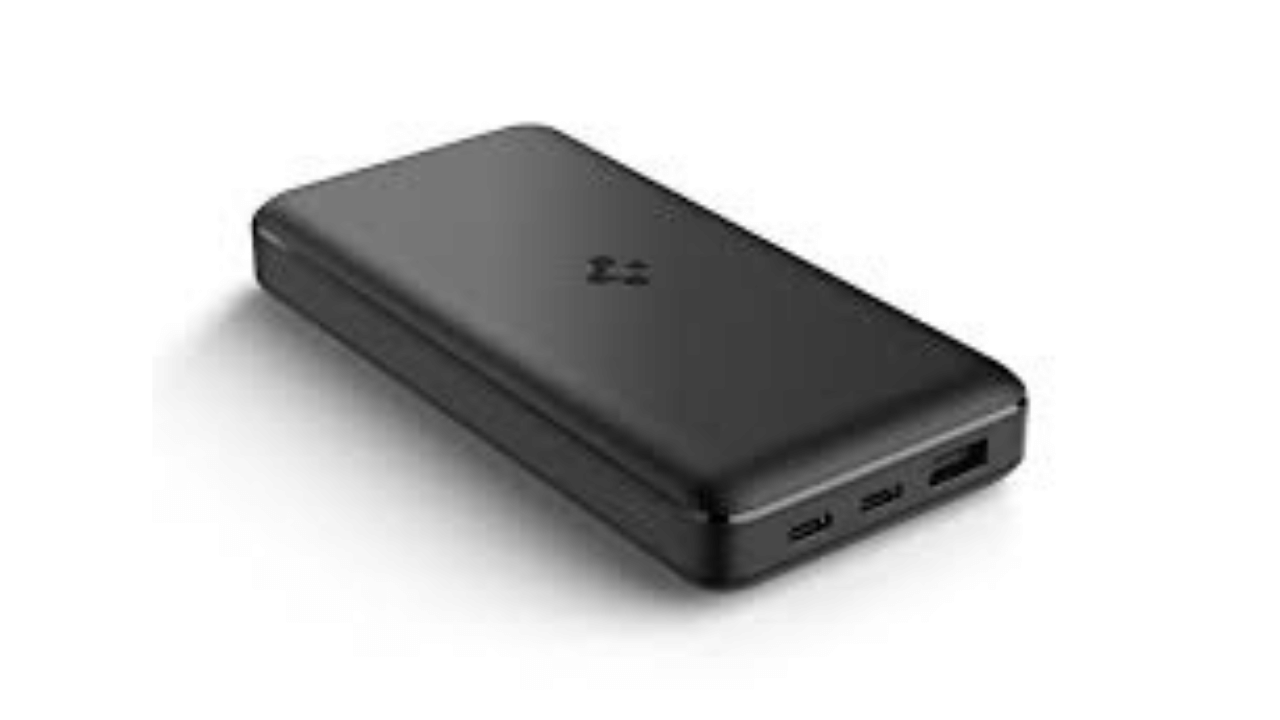 സ്പീഗെൻ 20000 mAh പവർ ബാങ്ക് (Spigen 20,000mAh Power Bank): ഈയൊരു കാലഘട്ടത്തിൽ സ്‍മാർട്ട്ഫോൺ ഉപയോഗിക്കാത്തവരായി വളരെ ചുരുക്കം പേർ മാത്രമേ ഉണ്ടാവുകയുള്ളു. അതുകൊണ്ട് തന്നെ, ഫോൺ ഉപയോഗിക്കുന്നവർക്ക് പവർ ബാങ്കും വളരെ അത്യാവശ്യമാണ്. ഇതുണ്ടെങ്കിൽ പിന്നെ യാത്ര ചെയ്യുമ്പോഴും മറ്റും പ്ലഗ് അന്വേഷിച്ച് പോകേണ്ട കാര്യമില്ലലോ. 30 വാട്സ് ഔട്ട്പുട്ടോട് കൂടെ വരുന്ന ഈ പവർ ബാങ്കിന് ഐഫോൺ 14 പ്രൊ അഞ്ച് തവണ വരെ ചാർജ് ചെയ്യാൻ കഴിയും. പ്രീമിയം അലോയ് മെറ്റീരിയൽ ഉപയോഗിച്ചാണ് ഇവ രൂപകൽപ്പന ചെയ്തിരിക്കുന്നത്. ഒരു മണിക്കൂറിൽ 94% വരെ ചാർജ് കേറും. ഇതിന്റെ വില 2,348 രൂപയാണ്. (Social Media Image)