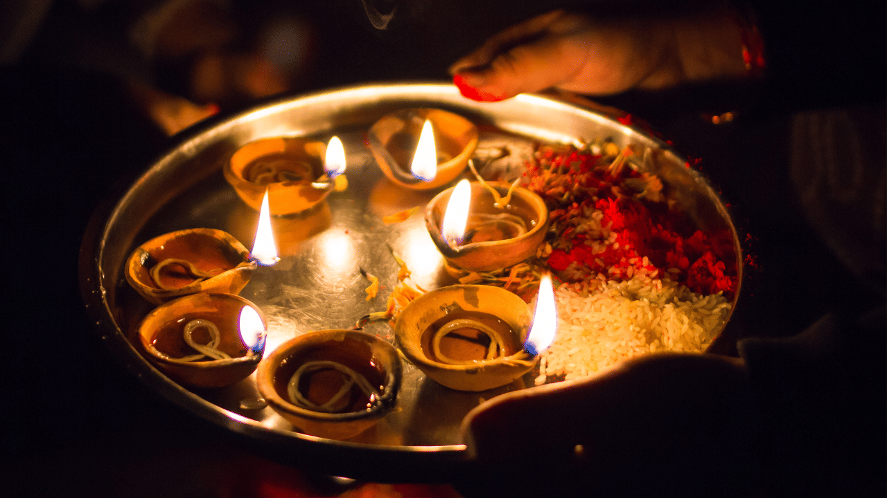 ദീപാവലി മലയാളികളെ സംബന്ധിച്ച് അത്ര വലിയൊരു ആഘോഷമല്ല. എന്നാലും, നമ്മളിൽ ചിലരെങ്കിലും ദീപാവലിക്ക് പടക്കവും, മധുവരും എല്ലാം വാങ്ങി ആഘോഷിക്കാറുമുണ്ട്. എന്നാൽ, ഉത്തരേന്ത്യക്കാരെ സംബന്ധിച്ചടുത്തോളം, നമുക്ക് ഓണം പോലെയാണ് അവർക്ക് ദീപാവലി. ഇത്തവണ, ഒരു വ്യത്യാസത്തിന് നമുക്ക് പ്രിയപ്പെട്ടവർക്ക് ദീപാവലിക്ക് സമ്മാനങ്ങൾ കൊടുത്താലോ? ഗിഫ്റ്റ് കൊടുക്കാൻ തീരുമാനിച്ചെങ്കിൽ ഉപകാരമുള്ളത് തന്നെ കൊടുക്കണം. അതിനാൽ, 4000 രൂപയിൽ താഴെ വരുന്ന ചില ഗാഡ്ജറ്റ്സ് നോക്കാം. (Image Credits: Guido Dingemans, De Eindredactie/Getty Images Creative)