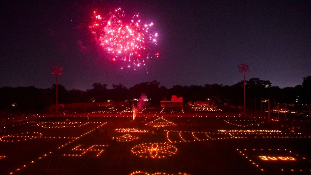 ആഘോഷങ്ങളുടെ മാസമാണ് ഒക്ടോബര്‍. ആ മാസവും അങ്ങനെ അവസാനിക്കുകയായി. ഒരു ദീപാവലി കൂടി കഴിയുന്നതോടെ ഒക്ടോബറിലെ ആഘോഷങ്ങള്‍ക്കും ഒക്ടോബര്‍ മാസത്തിനും പരിസമാപ്തി കുറിയ്ക്കുകയായി. (Image Credits: PTI)