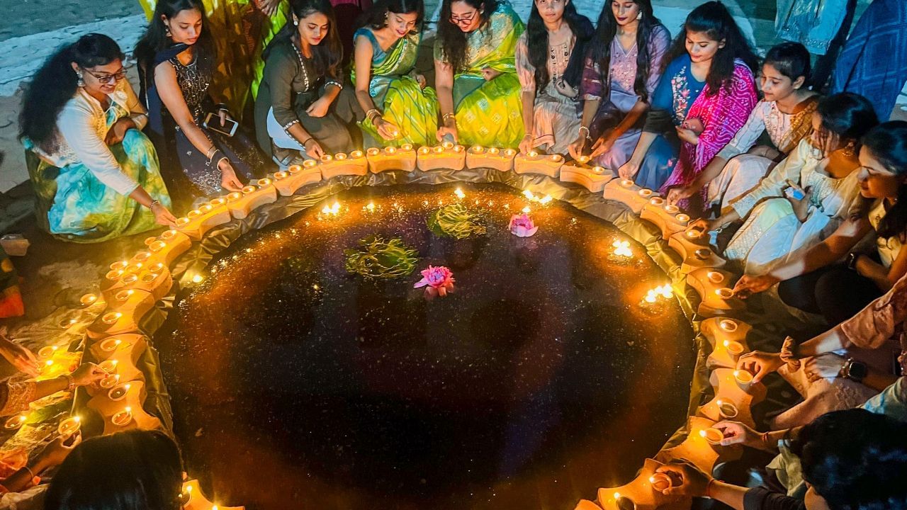 ആഘോഷങ്ങളുടെ മാസം എന്നതുകൊണ്ട് തന്നെ ഒരുപാട് അവധികളും ഒക്ടോബറില് ഉണ്ടായിരുന്നു. ഗാന്ധി ജയന്തി, നവരാത്രി, പൂജവെപ്പ് തുടങ്ങി ഒട്ടനവധി വിശേഷപ്പെട്ട ദിവസങ്ങളില് രാജ്യത്തെ മറ്റ് സംസ്ഥാനങ്ങളെ പോലെ തന്നെ കേരളത്തിനും അവധി ലഭിച്ചു. (Image Credits: PTI)