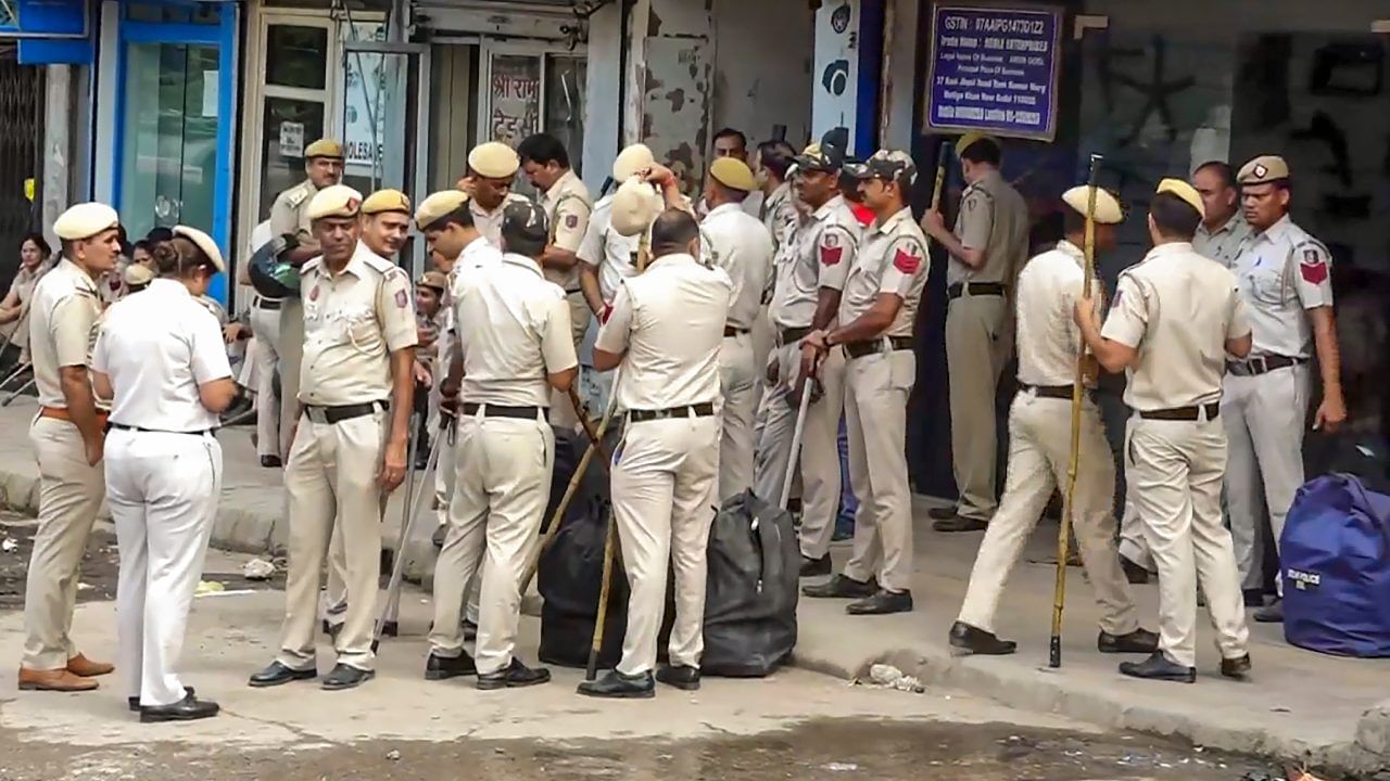 Delhi Drug Bust : ഡൽഹിയിൽ രണ്ടായിരം കോടിയുടെ കൊക്കെയ്ൻ പിടികൂടി; പിന്നിൽ രാജ്യാന്തര സംഘമെന്ന് പോലീസ് Delhi Drug Bust : ഡൽഹിയിൽ രണ്ടായിരം കോടിയുടെ കൊക്കെയ്ൻ പിടികൂടി; പിന്നിൽ രാജ്യാന്തര സംഘമെന്ന് പോലീസ്