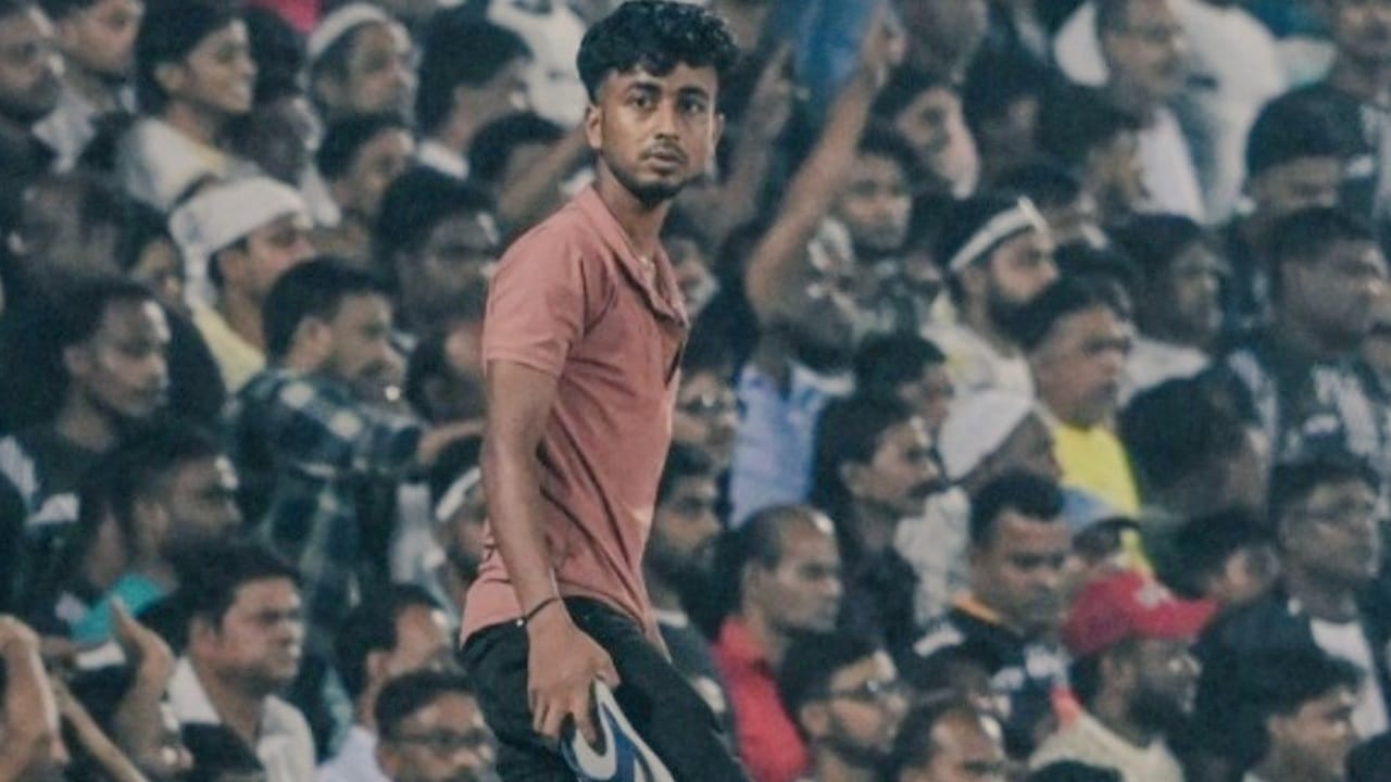 കേരള ബ്ലാസ്റ്റേഴ്സിനെതിരായ മത്സരത്തിനിടെ ആരാധകർ നടത്തിയ അതിക്രമങ്ങളിൽ കൊൽക്കത്ത ക്ലബ് മുഹമ്മദൻ എസ്‌സിയ്ക്ക് പിഴ. ഒരു ലക്ഷം രൂപയാണ് ക്ലബിന് ഇന്ത്യൻ സൂപ്പർ ലീഗ് അധികൃതർ പിഴയിട്ടത്. ഓൾ ഇന്ത്യ ഫുട്ബോൾ ഫെഡറേഷനും ഐഎസ്എലും സംയുക്തമായാണ് കത്തയച്ചത്. (Image Courtesy - Social Media)