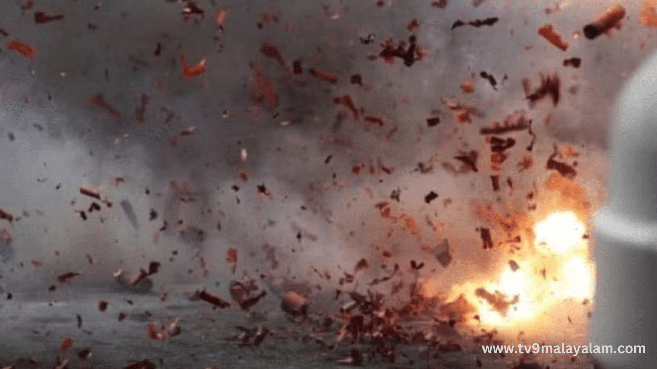 Kasaragod Firecracker Blast: നീലേശ്വരത്ത് പടക്കശേഖരത്തിന് തീപിടിച്ചു; നൂറിലേറെപ്പേർക്ക് പൊള്ളലേറ്റു, സംഘാടകർ കസ്റ്റഡിയിൽ Kasaragod Firecracker Blast: നീലേശ്വരത്ത് പടക്കശേഖരത്തിന് തീപിടിച്ചു; നൂറിലേറെപ്പേർക്ക് പൊള്ളലേറ്റു, സംഘാടകർ കസ്റ്റഡിയിൽ