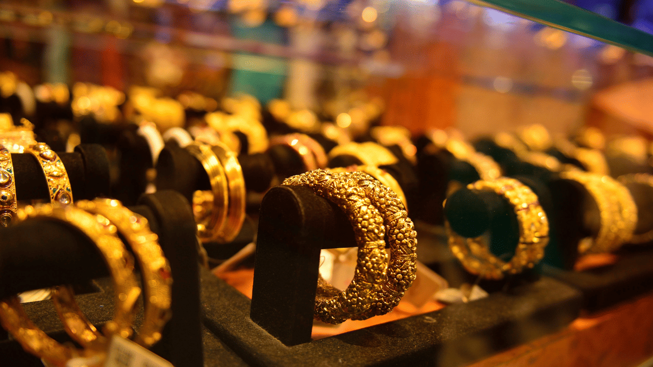 ഇന്നലെ പവന് 160 രൂപ കുറഞ്ഞാണ് സ്വര്‍ണം മാസത്തെ ഉയര്‍ന്ന നിലവാരമായ 56,960 രൂപയില്‍ നിന്ന് 56,800 -ല്‍ എത്തിയത്. (ഫോട്ടോ കടപ്പാട് - getty image) 