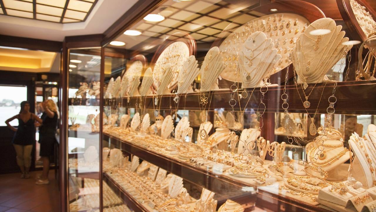 7050 രൂപയാണ് ഒരു ഗ്രാം സ്വര്‍ണത്തിന്റെ വില.56,800 രൂപയായി ഉയര്‍ന്ന് പുതിയ ഉയരം കുറിച്ച സ്വര്‍ണവില മൂന്ന് ദിവസത്തിനിടെ 400 രൂപയാണ് കുറഞ്ഞത്. സെപ്റ്റംബർ 24-ആം തീയ്യതി സ്വർണവില ആദ്യമായി 56,000 രൂപ കടന്നു. പിന്നാലെ 27-ആം തീയ്യതി ചരിത്രത്തിലെ ഏറ്റവും ഉയർന്ന വിലയായ 56,800 രൂപയിലേക്ക് സ്വർണം എത്തുകയായിരുന്നു.  ഇതാണ് ഇതുവരെയുള്ള ഏറ്റവും ഉയർന്ന സ്വർണനിരക്ക്. (​image credits: gettyimages)
