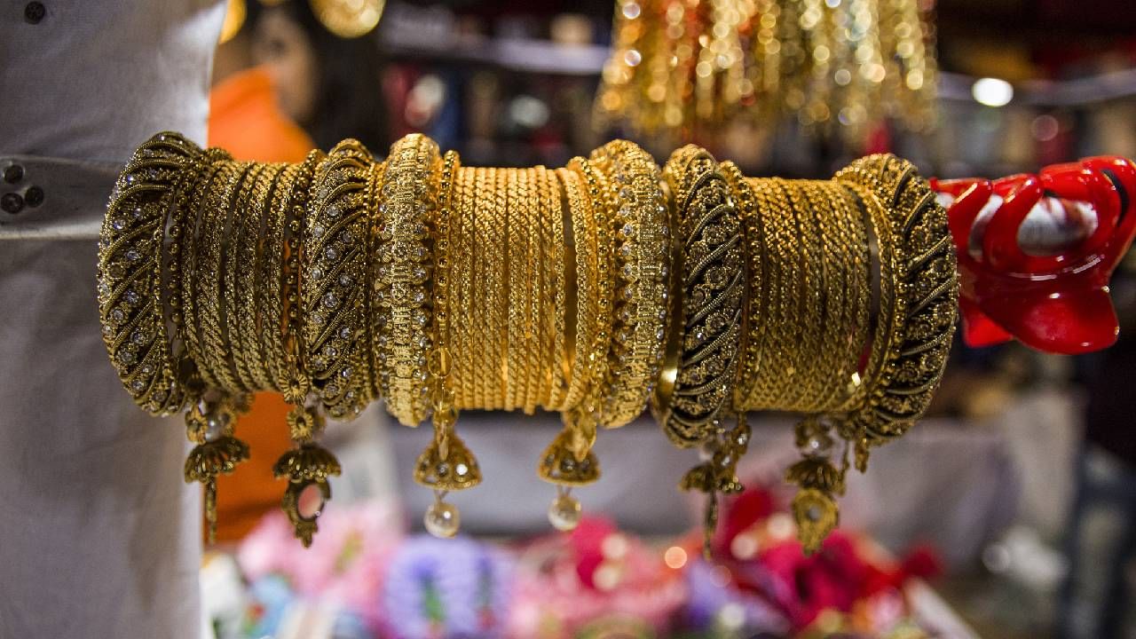 240 രൂപ കുറഞ്ഞ് ഒരു പവന് സ്വര്ണത്തിന്റെ വില 56,400 രൂപയായി. ഗ്രാമിന് 30 രൂപ കുറഞ്ഞ് വില 7050 രൂപയിലെത്തിയിരുന്നു. ഇതോടെ ഈ വിലയ്ക്ക് സ്വർണാഭരണങ്ങൾ വാങ്ങാൻ സാധിക്കില്ല എന്നതാണ് യാഥാർത്ഥ്യം. (image credits: gettyimages)