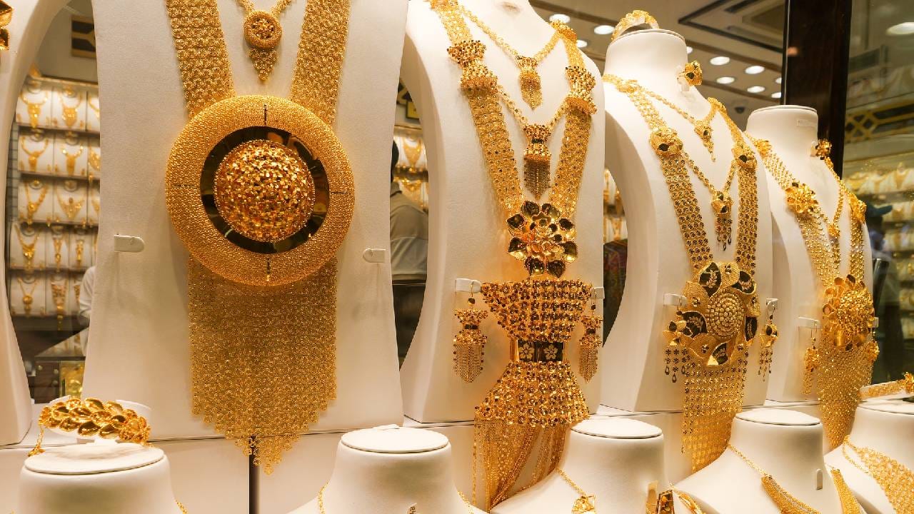 നേരിയ തോതിൽ വ്യത്യസങ്ങൾ ഉണ്ടായിട്ടുണ്ടെങ്കിലും സെപ്റ്റംബർ 2 മുതൽ 5 വരെയാണ് മാസത്തെ ഏറ്റവും താഴ്ന്ന നിരക്ക് രേഖപ്പെടുത്തിയത്. എന്നാൽ അവസാന ആഴ്ചകളിലേയ്ക്കെത്തുമ്പോൾ മാസത്തെ ഏറ്റവും നിരക്കാണ് സ്വർണം രേഖപ്പെടുത്തുന്നത്. (​image credits: gettyimages)