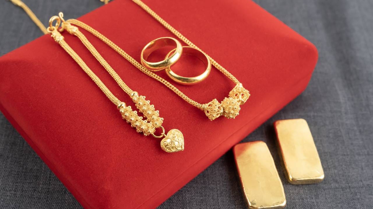 സെപ്റ്റംബർ മാസത്തിന്റെ തുടക്കത്തിൽ സ്വർണവിലയിൽ കുറവ് കണ്ടിരുന്നേങ്കിലും പിന്നീട് അങ്ങോട്ടേക്ക് വലിയ കയറ്റിറക്കാങ്ങളാണ്  ഉണ്ടായത്. മാസത്തെ ആദ്യ ആഴ്ച പരിശോധിച്ചാൽ സെപ്റ്റംബർ 5 വരെ രേഖപ്പെടുത്തിയ ട്രെൻ്റ് ഇടിവായിരുന്നു. എന്നാൽ പിന്നീടങ്ങോട്ട് സ്വർണ വില താഴേയ്ക്കിറങ്ങിയിട്ടില്ല. (​image credits: gettyimages)