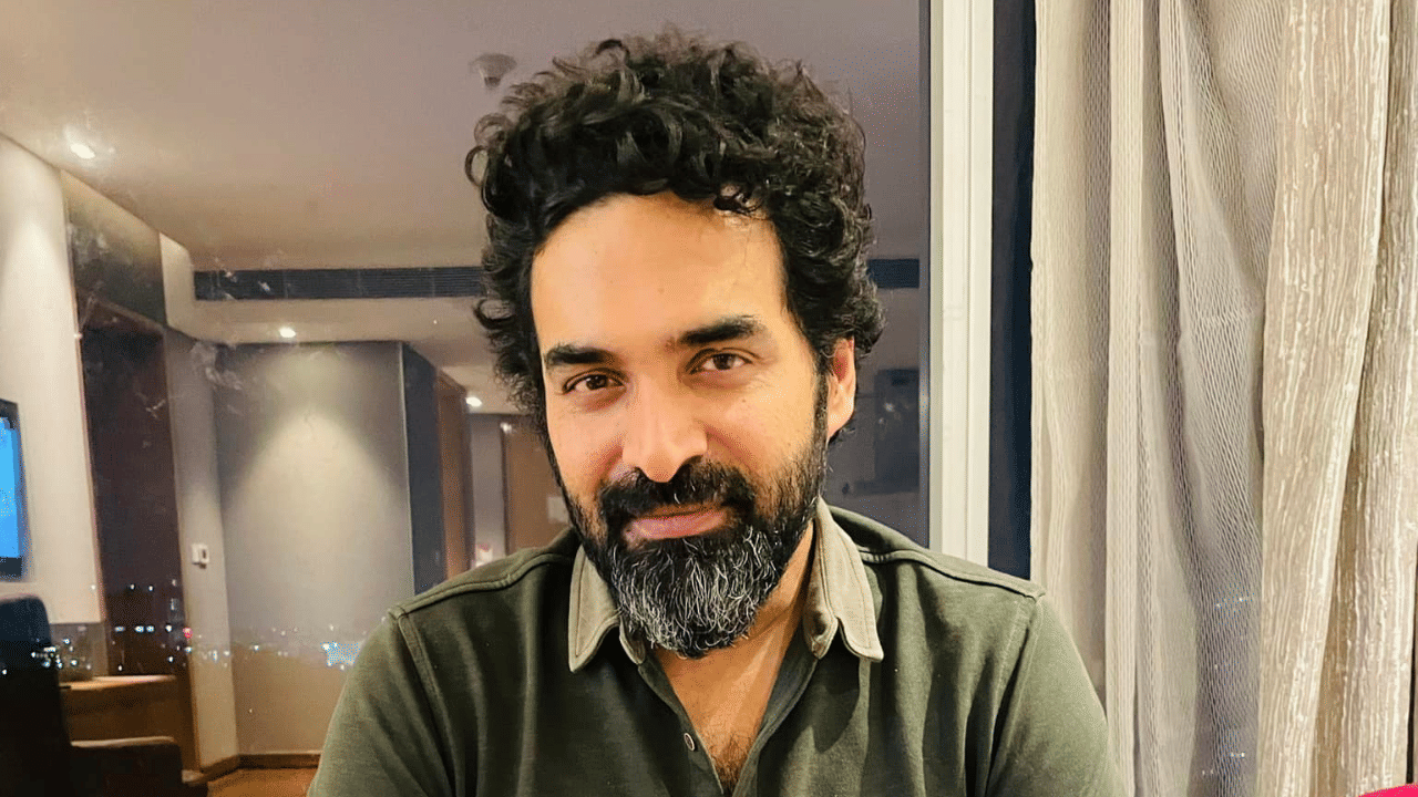 പോസ്റ്റിൽ പറയുന്നതനുസരിച്ച് ഗോപി സുന്ദർ തന്റെ തൃപ്പൂണിത്തുറയിലെ വീടാണ് വില്പനയ്ക്ക് വെച്ചിരിക്കുന്നത്. തൃപ്പൂണിത്തുറയിലെ ഹിൽ പ്ലാസയ്ക്കടുത്തായാണ് വീട്. ആവശ്യക്കാർക്ക് ബന്ധപ്പെടാനായി മാനേജരുടെ നമ്പറും ഗോപി നൽകിയിട്ടുണ്ട്. ഈ വീട്ടിൽ വെച്ചാണ് താരം പല ഹിറ്റ് ഗാനങ്ങൾക്കും ഈണം നൽകിയിട്ടുള്ളത്. (Image Credits: Gopi Sundar Facebook)